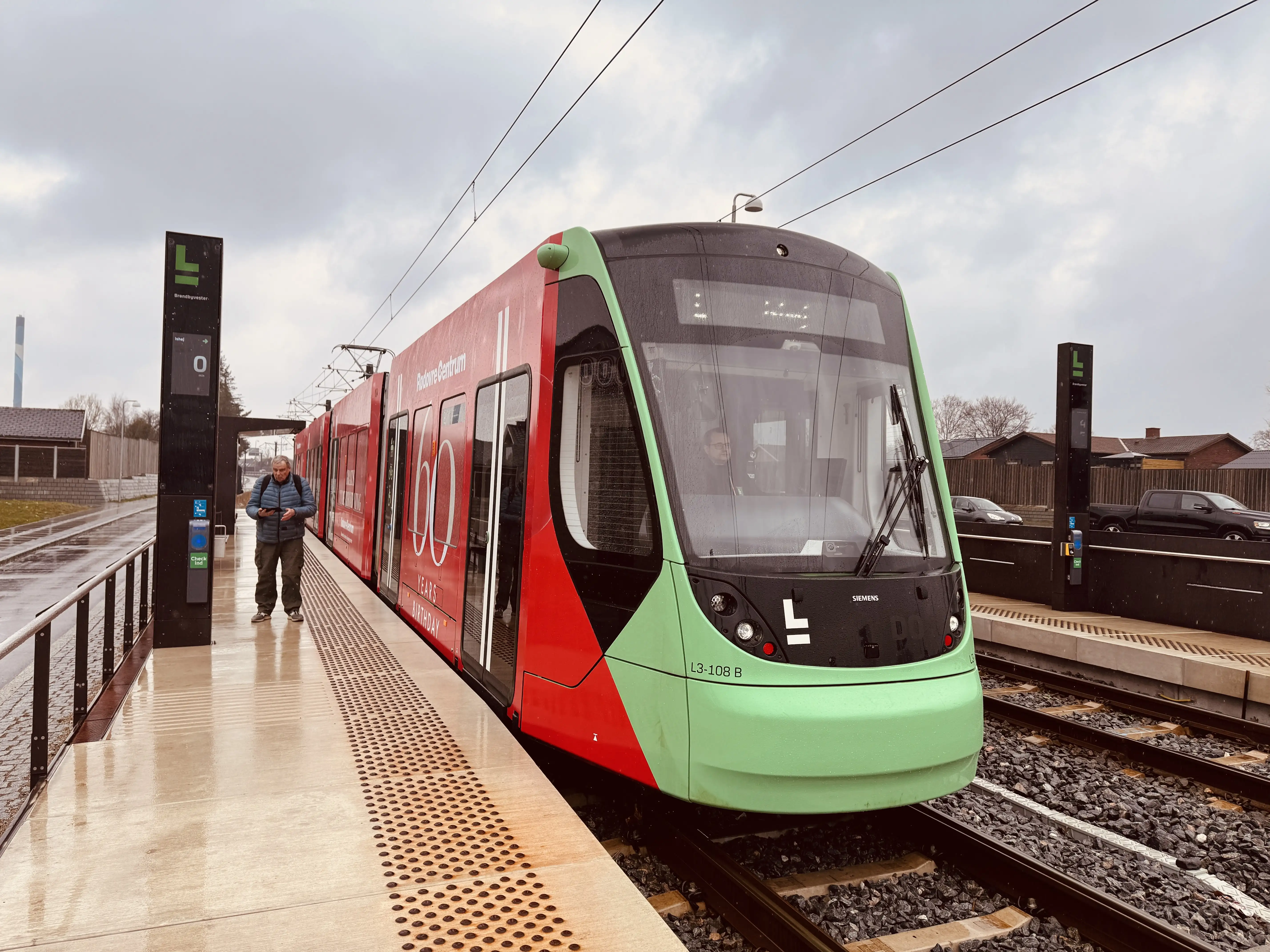 Billede af L3 108 fotograferet ud for Brøndbyvester Letbanestation.