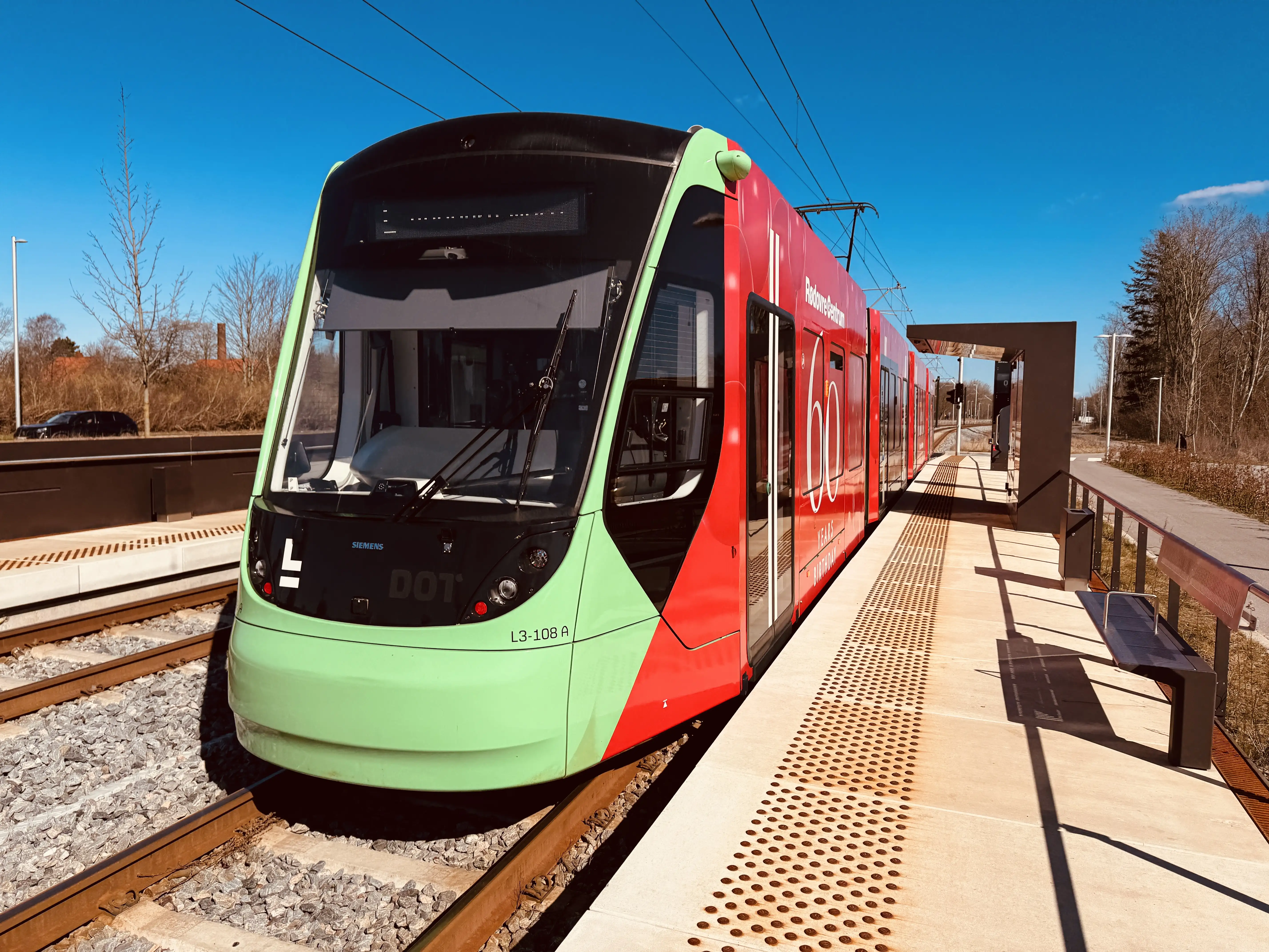 Billede af L3 108 fotograferet ud for Glostrup Ejby Letbanestation.