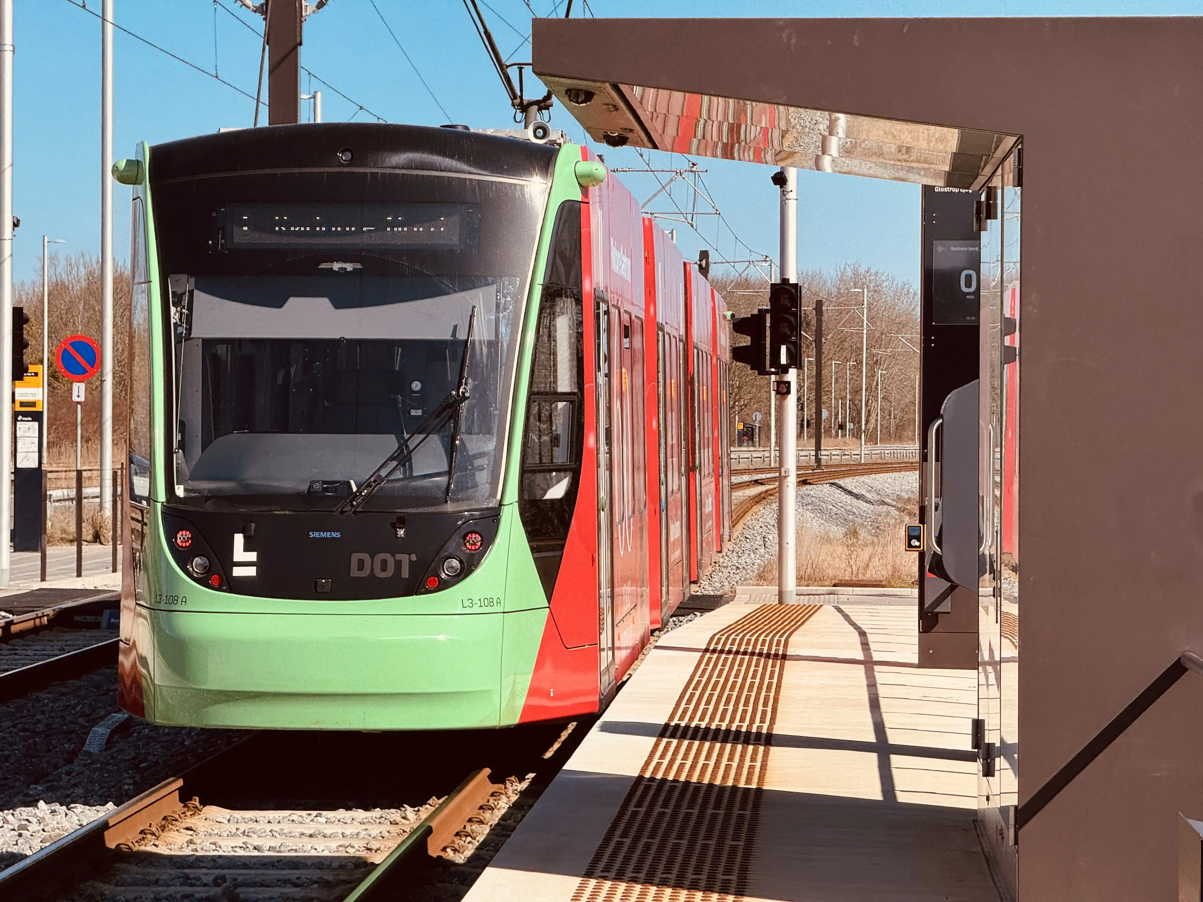 Billede af L3 108 fotograferet ud for Glostrup Ejby Letbanestation.