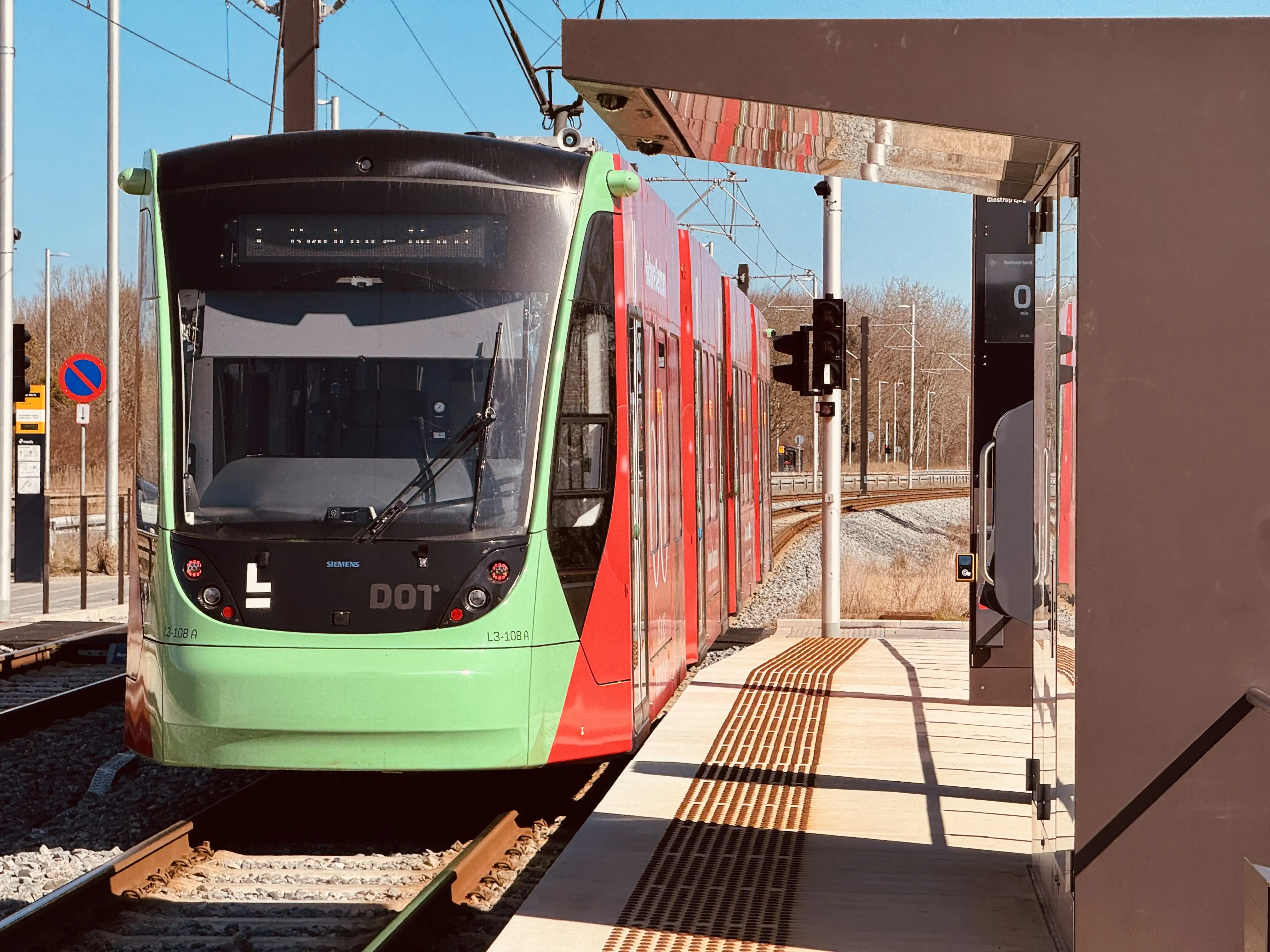 Billede af L3 108 fotograferet ud for Glostrup Ejby Letbanestation.