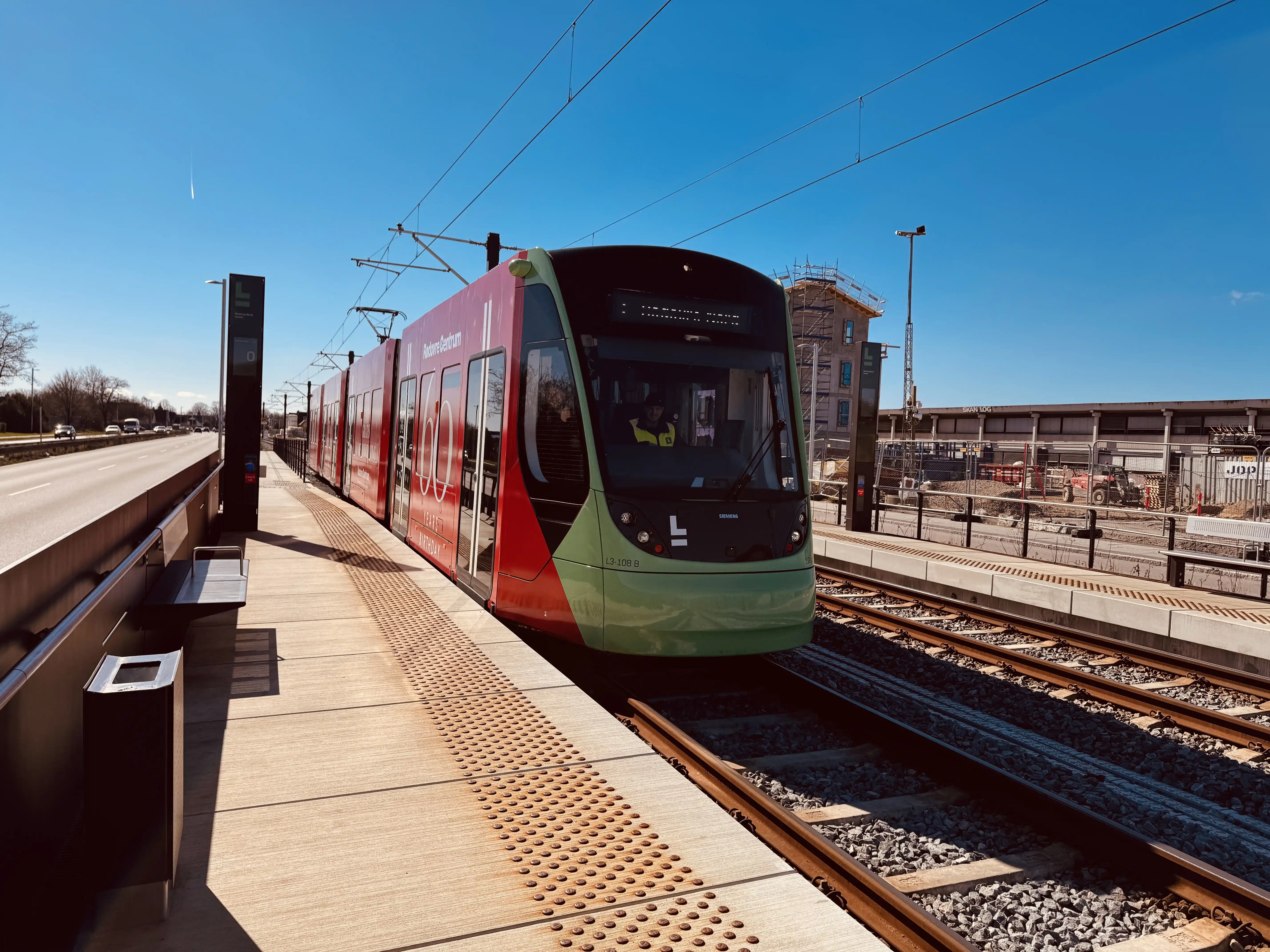 Billede af L3 108 fotograferet ud for Glostrup Nord - Hersted Letbanestation.