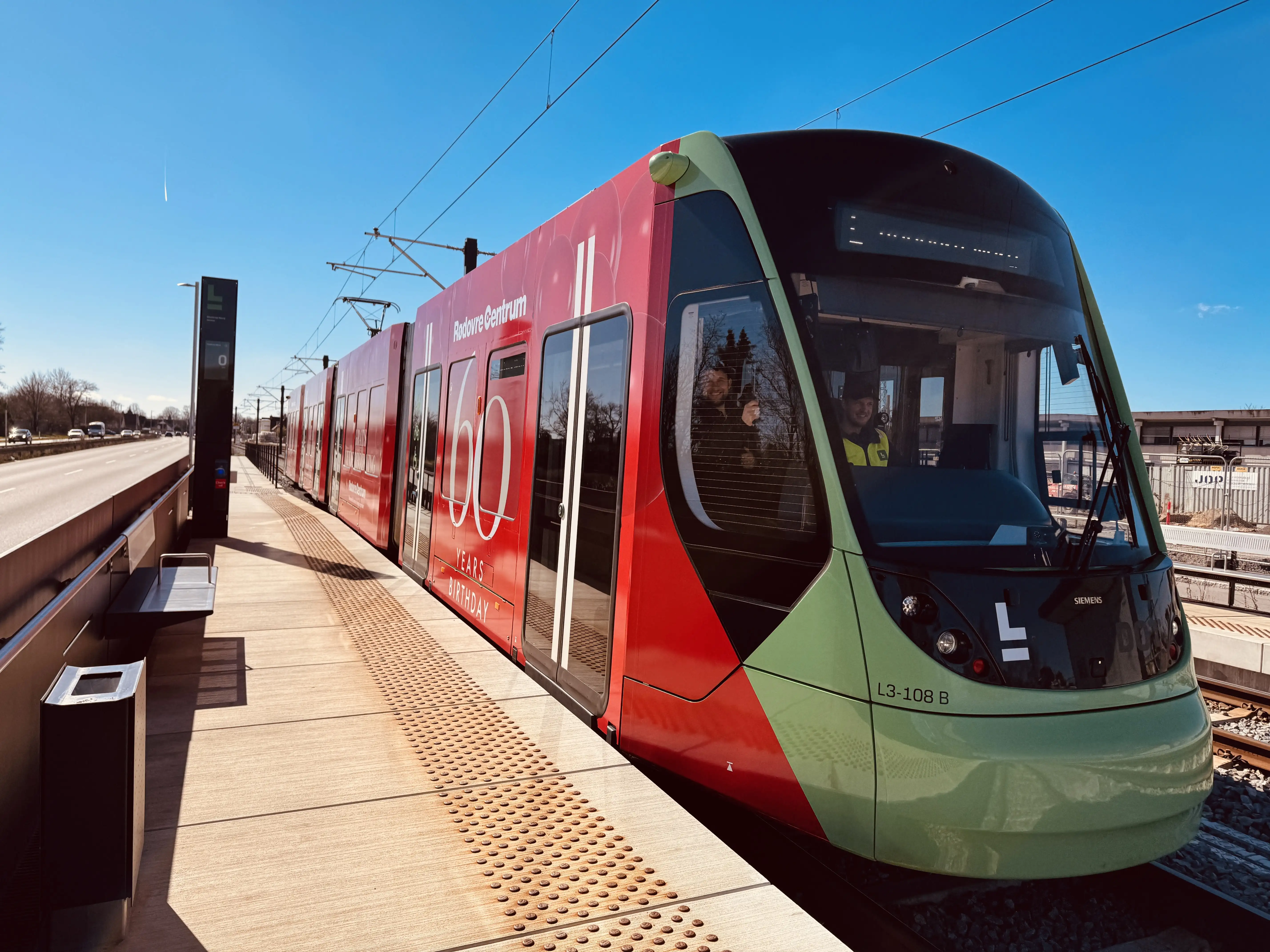 Billede af L3 108 fotograferet ud for Glostrup Nord - Hersted Letbanestation.