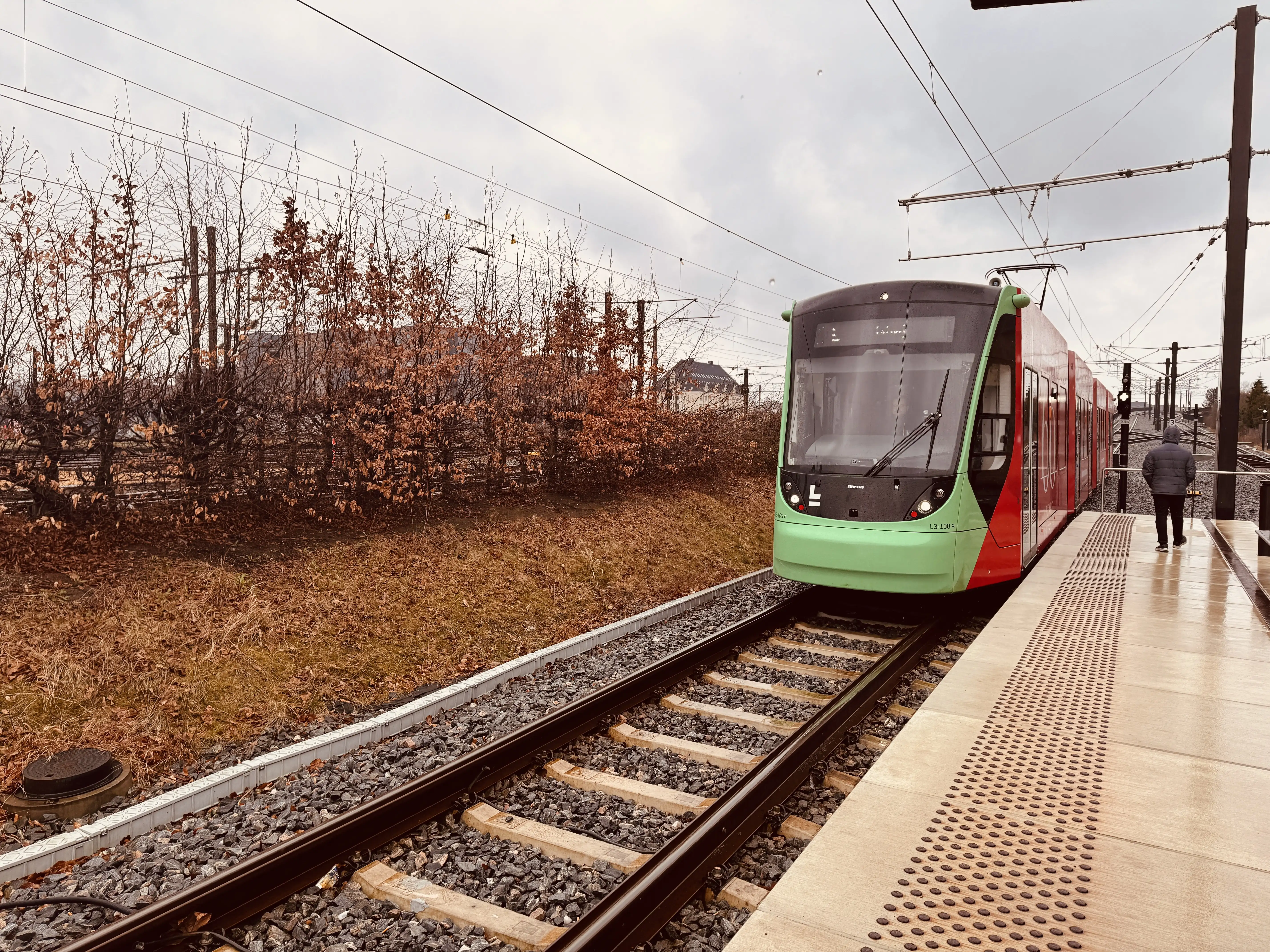 Billede af L3 108 fotograferet ud for Glostrup Letbanestation. Billede af L3 108 fotograferet ud for Glostrup Letbanestation.