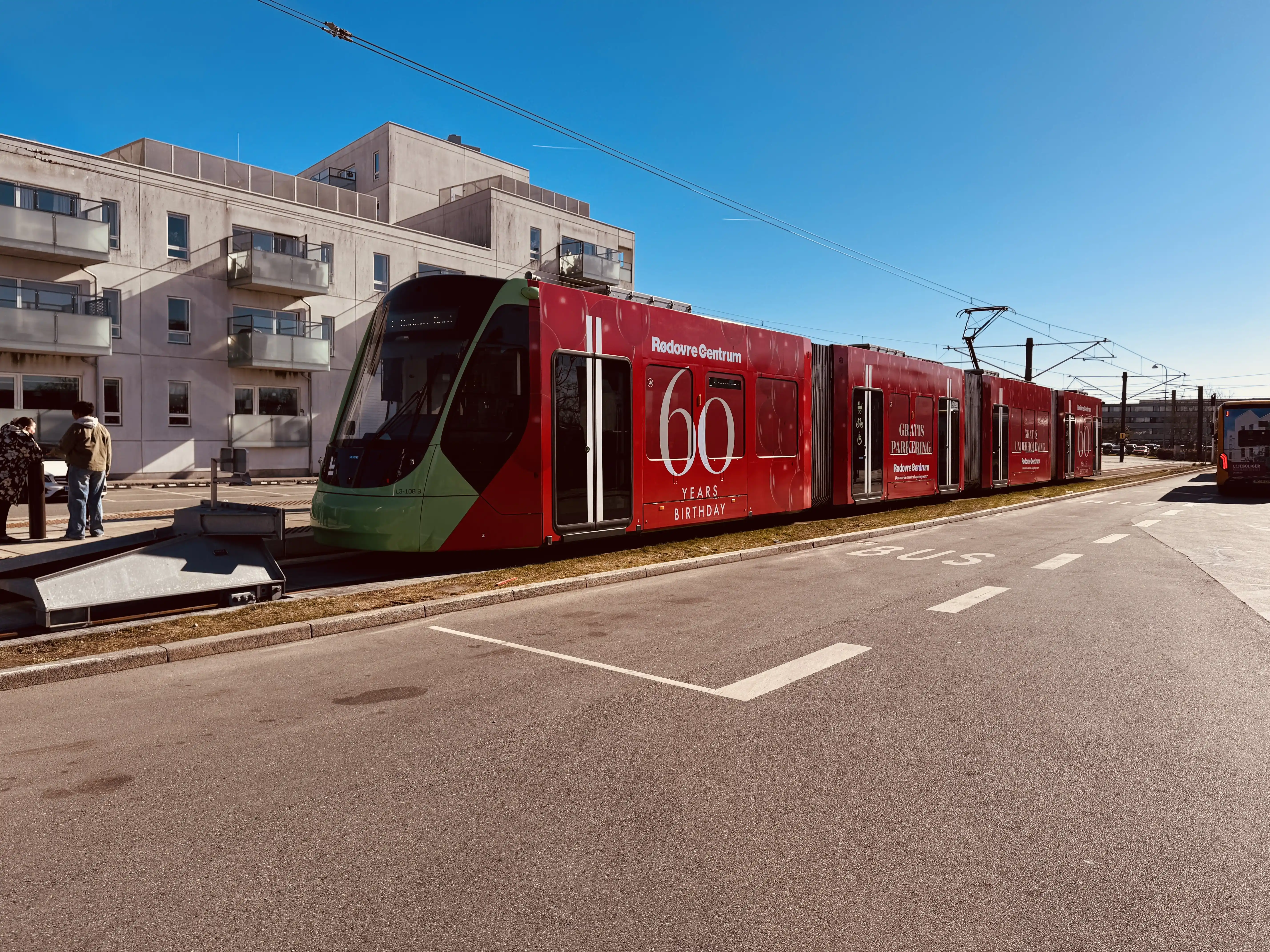 Billede af L3 108 fotograferet ud for Ishøj Letbanestation.