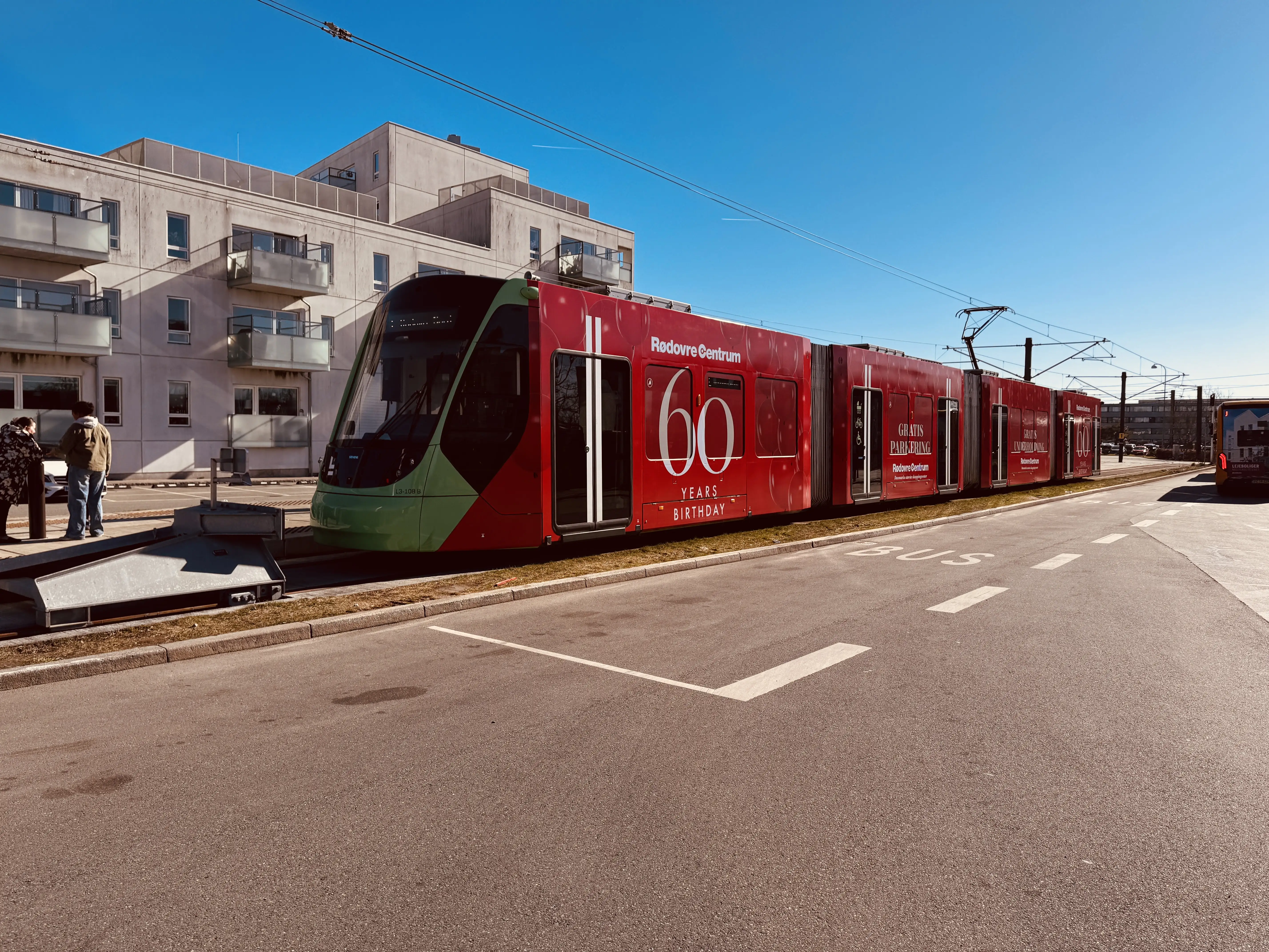 Billede af L3 108 fotograferet ud for Ishøj Letbanestation.