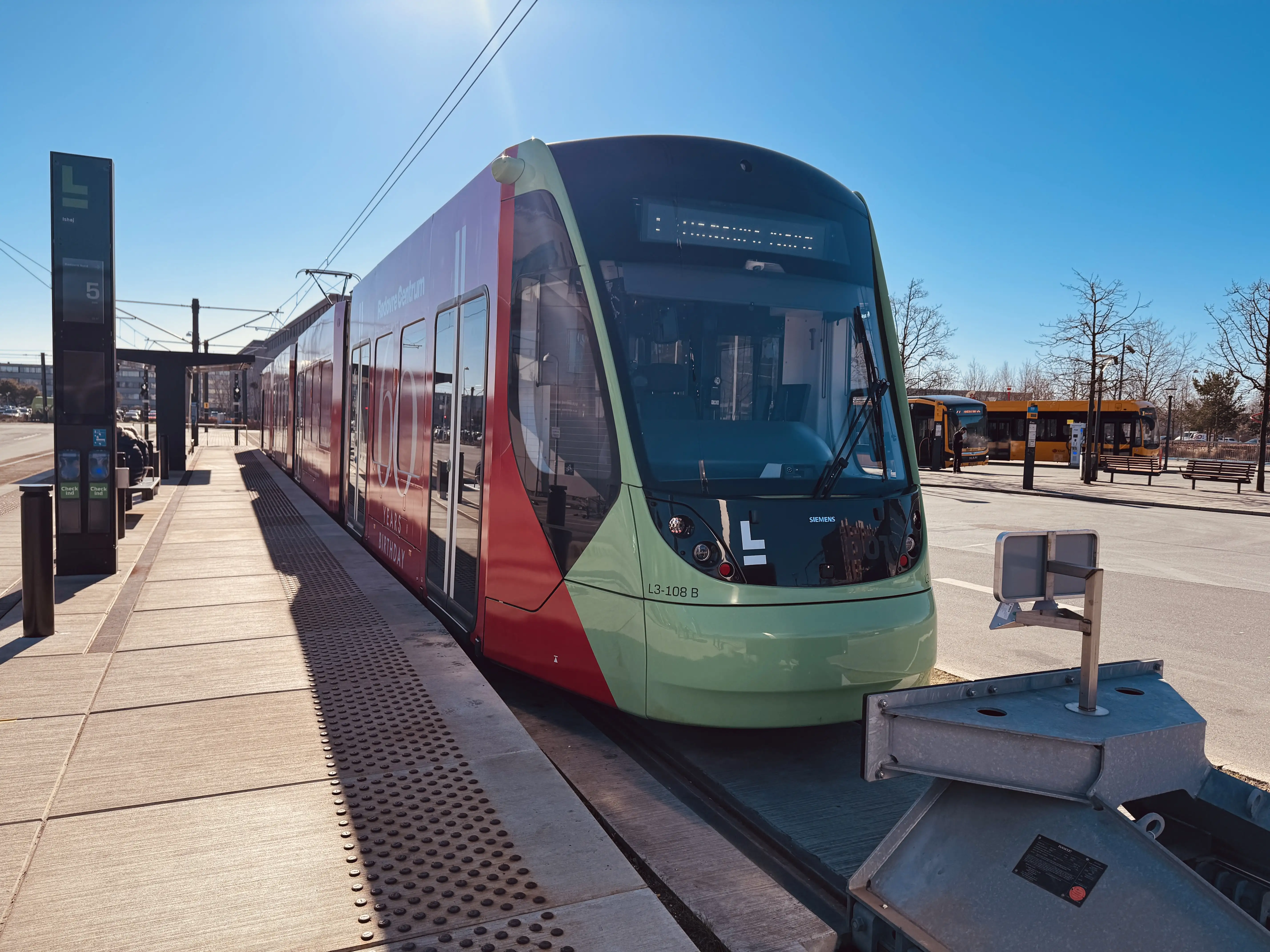 Billede af L3 108 fotograferet ud for Ishøj Letbanestation.