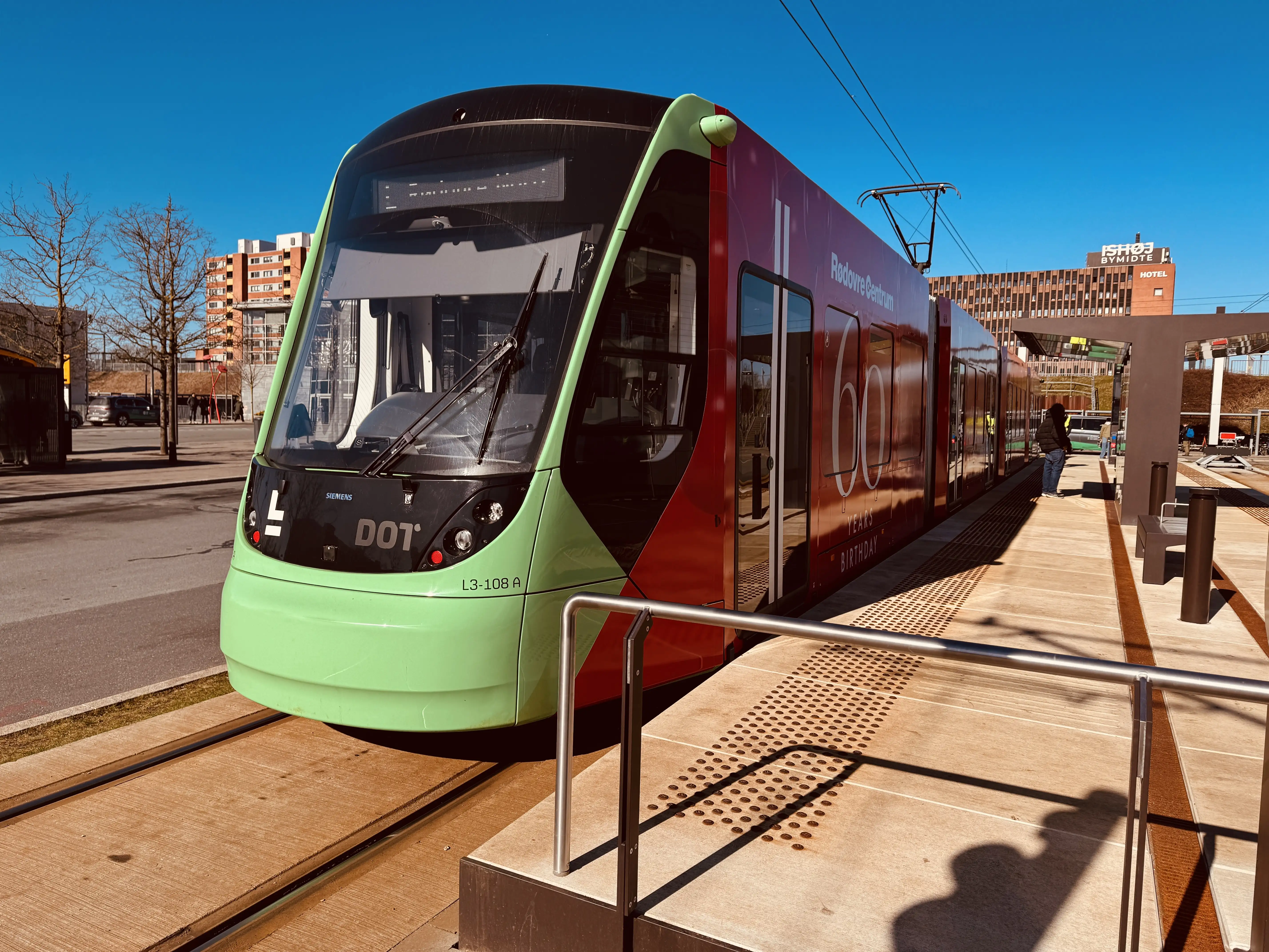 Billede af L3 108 fotograferet ud for Ishøj Letbanestation.