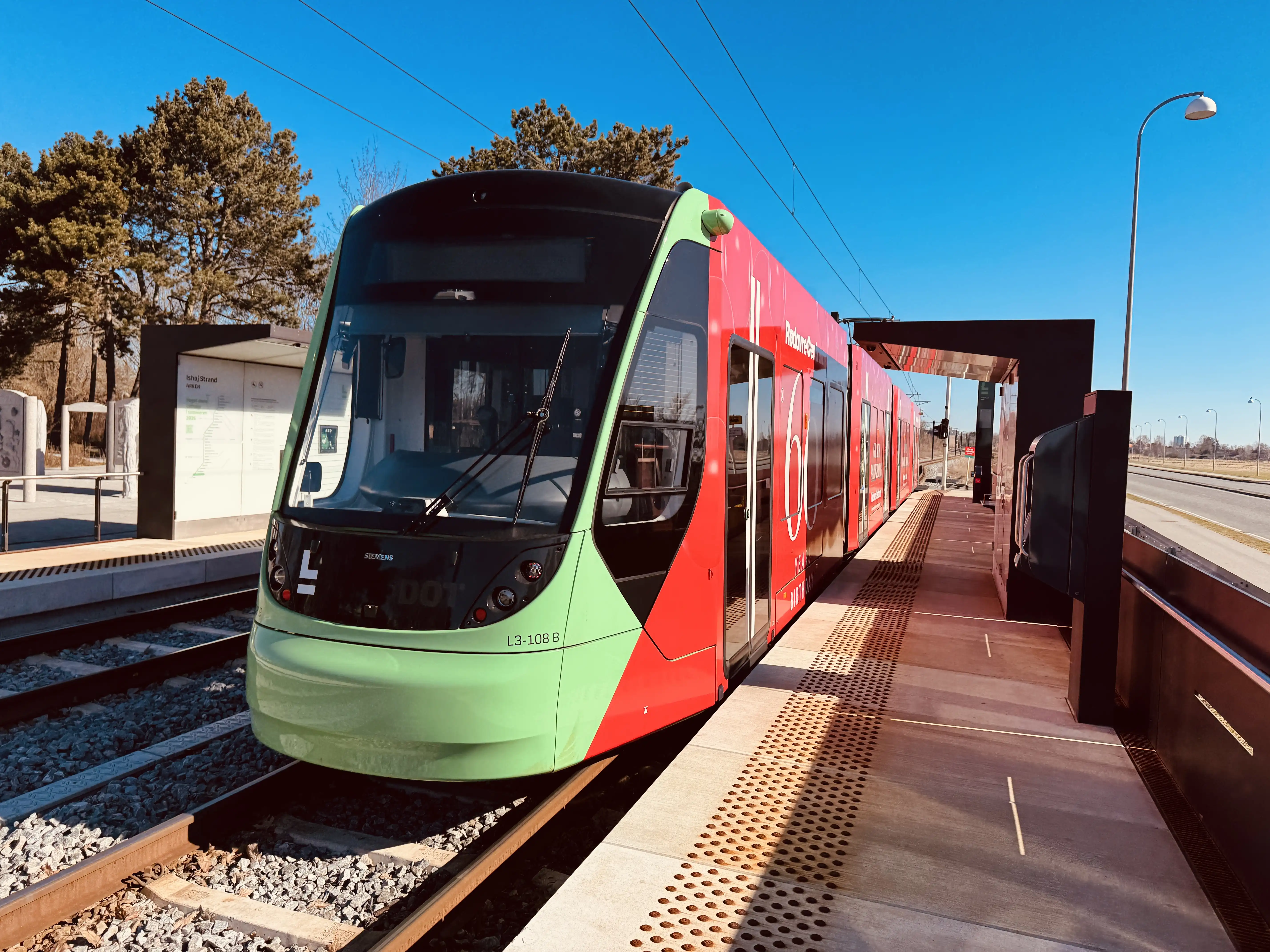 Billede af L3 108 fotograferet ud for Ishøj Strand - ARKEN Letbanestation.