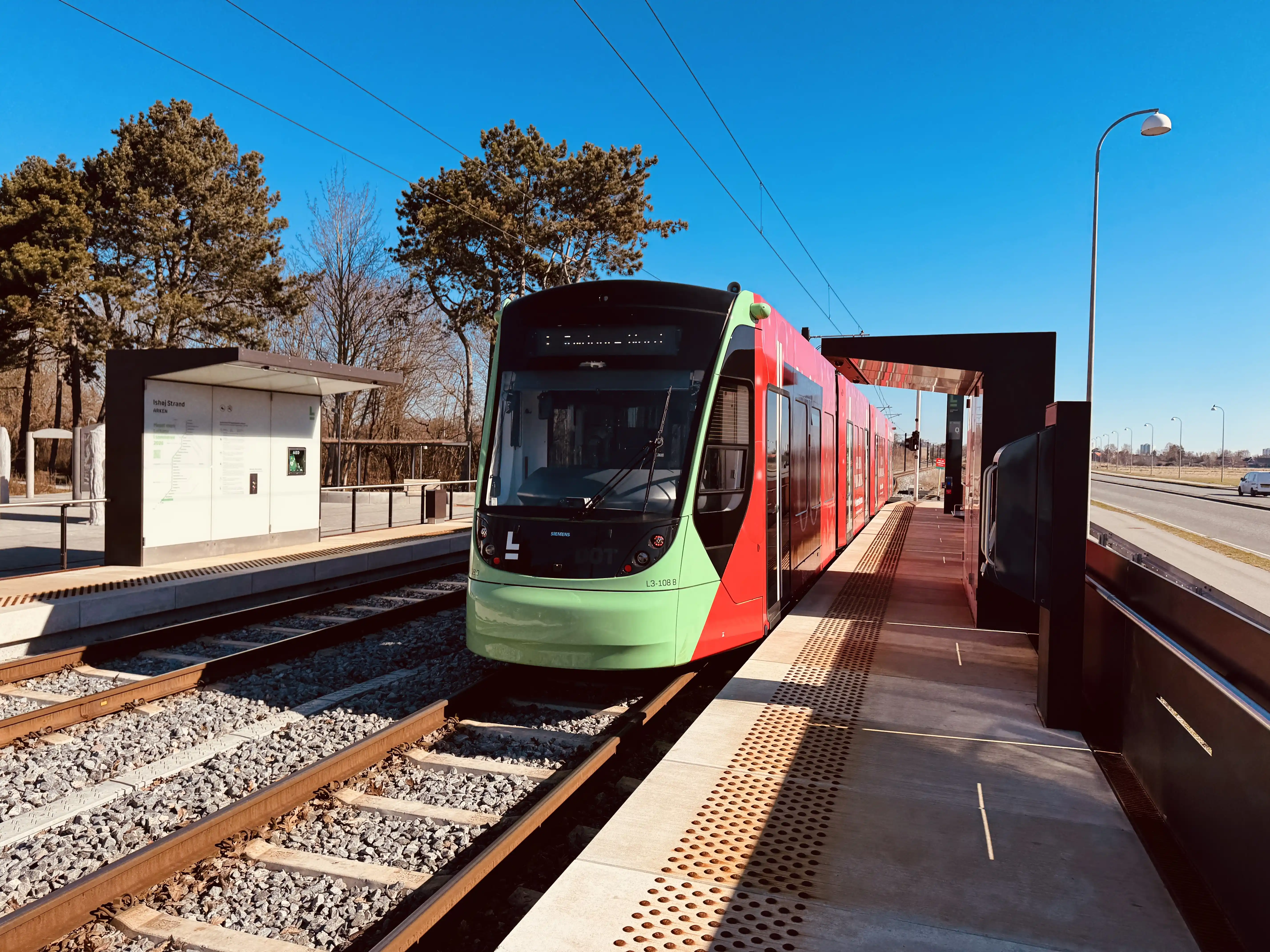 Billede af L3 108 fotograferet ud for Ishøj Strand - ARKEN Letbanestation.