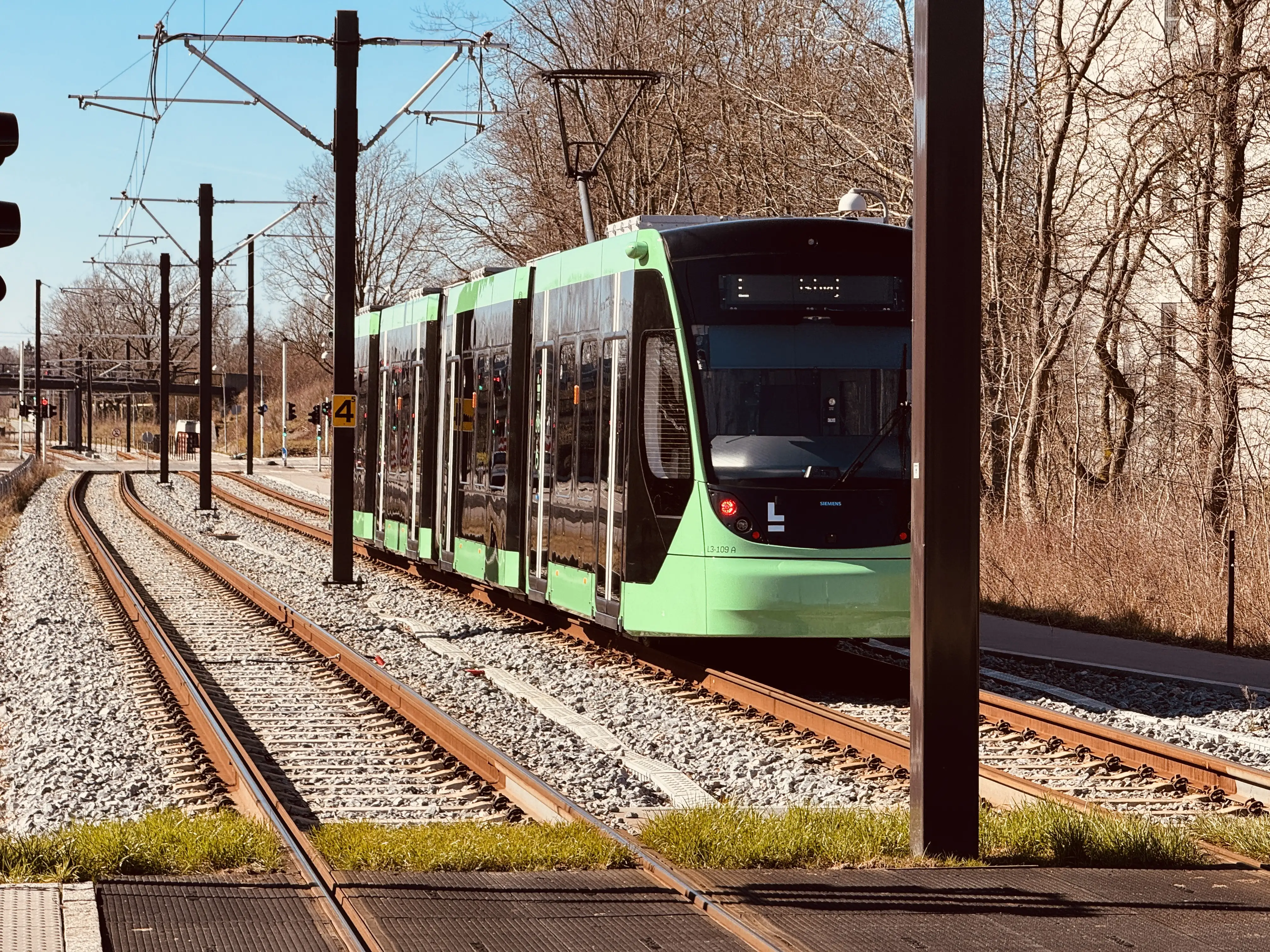 Billede af L3 109 fotograferet ud for Delta Park Letbanestation.