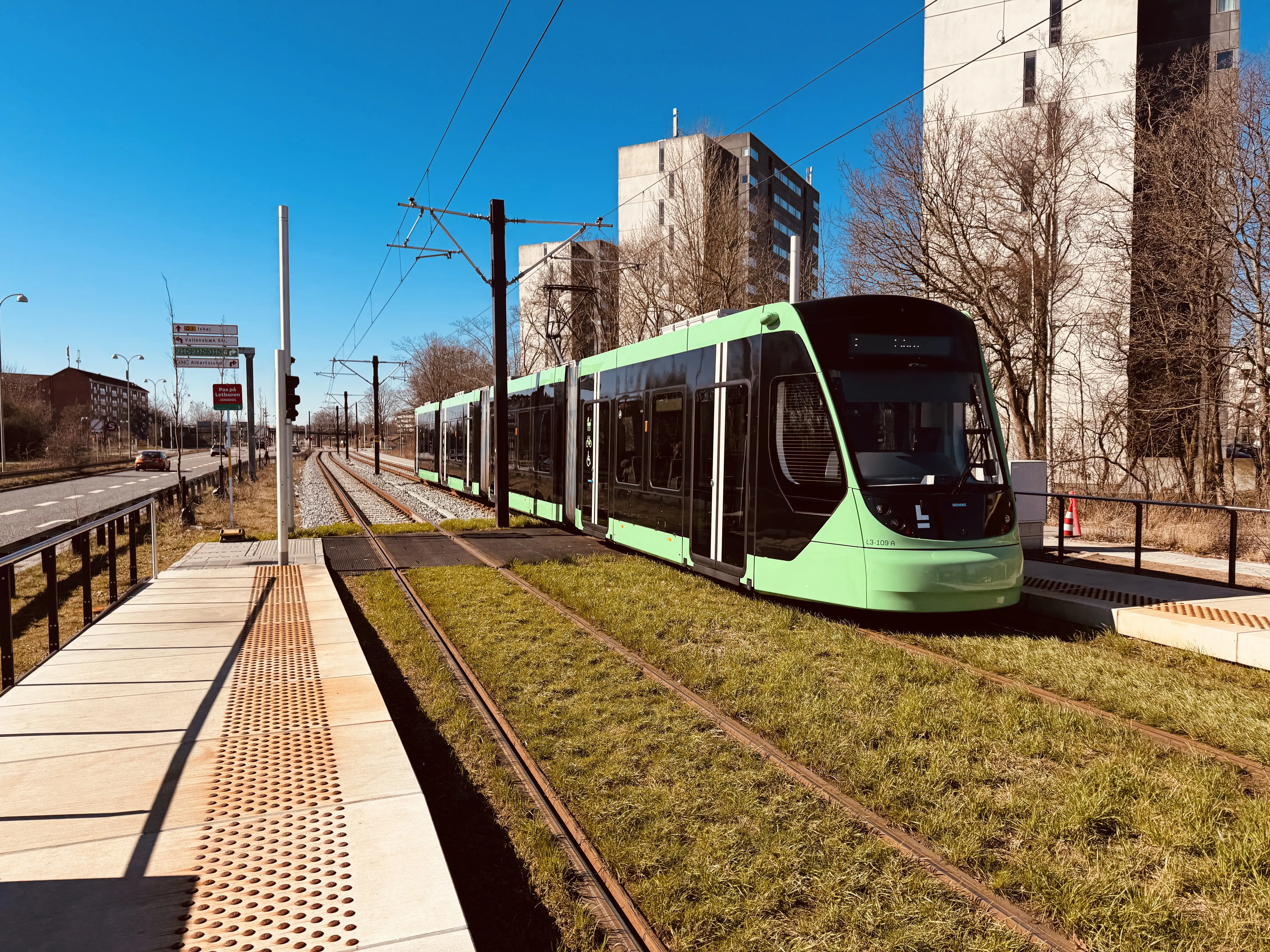 Billede af L3 109 fotograferet ud for Delta Park Letbanestation.