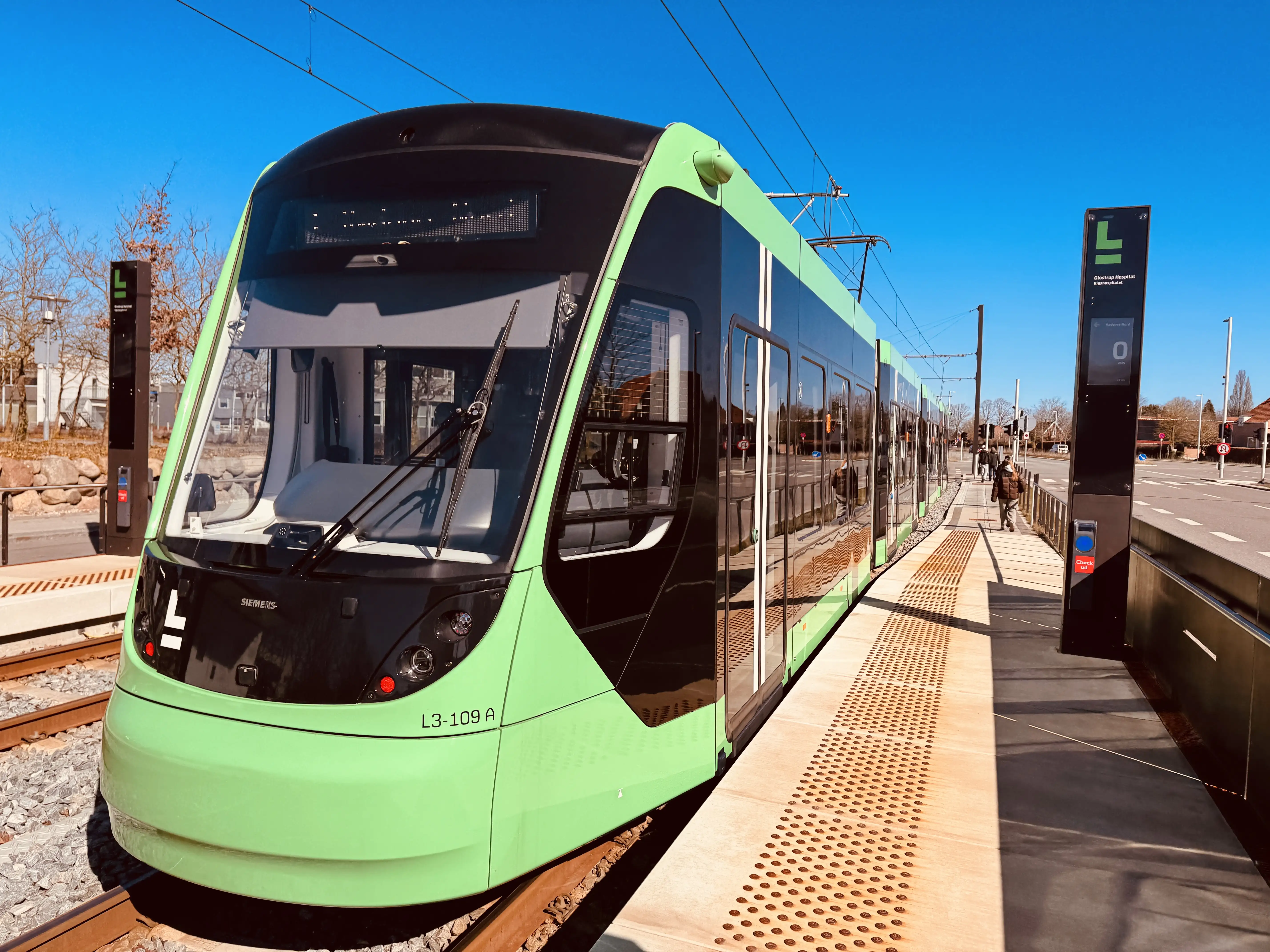 Billede af L3 109 fotograferet ud for Glostrup Hospital - Rigshospitalet Letbanestation.