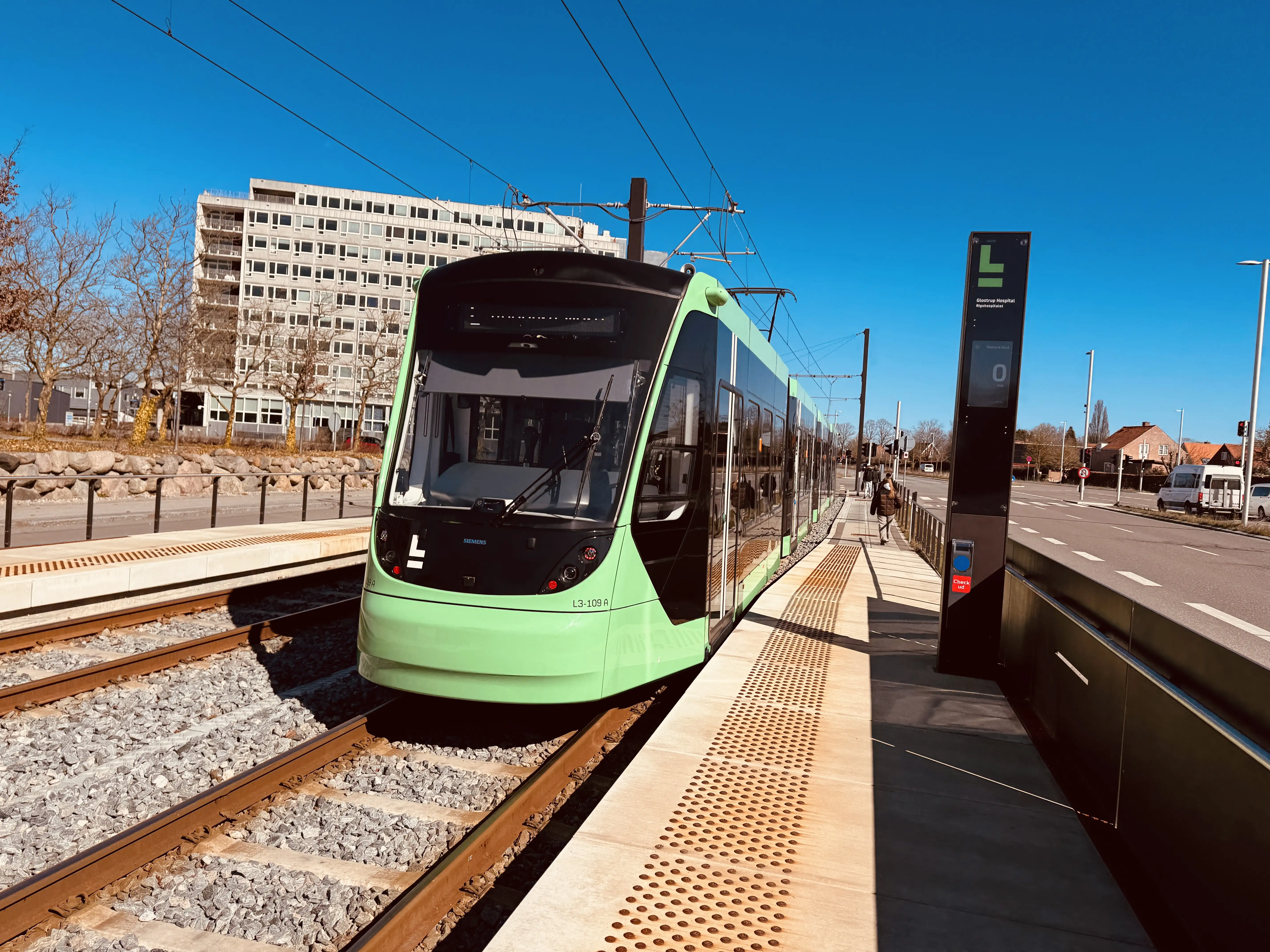 Billede af L3 109 fotograferet ud for Glostrup Hospital - Rigshospitalet Letbanestation.