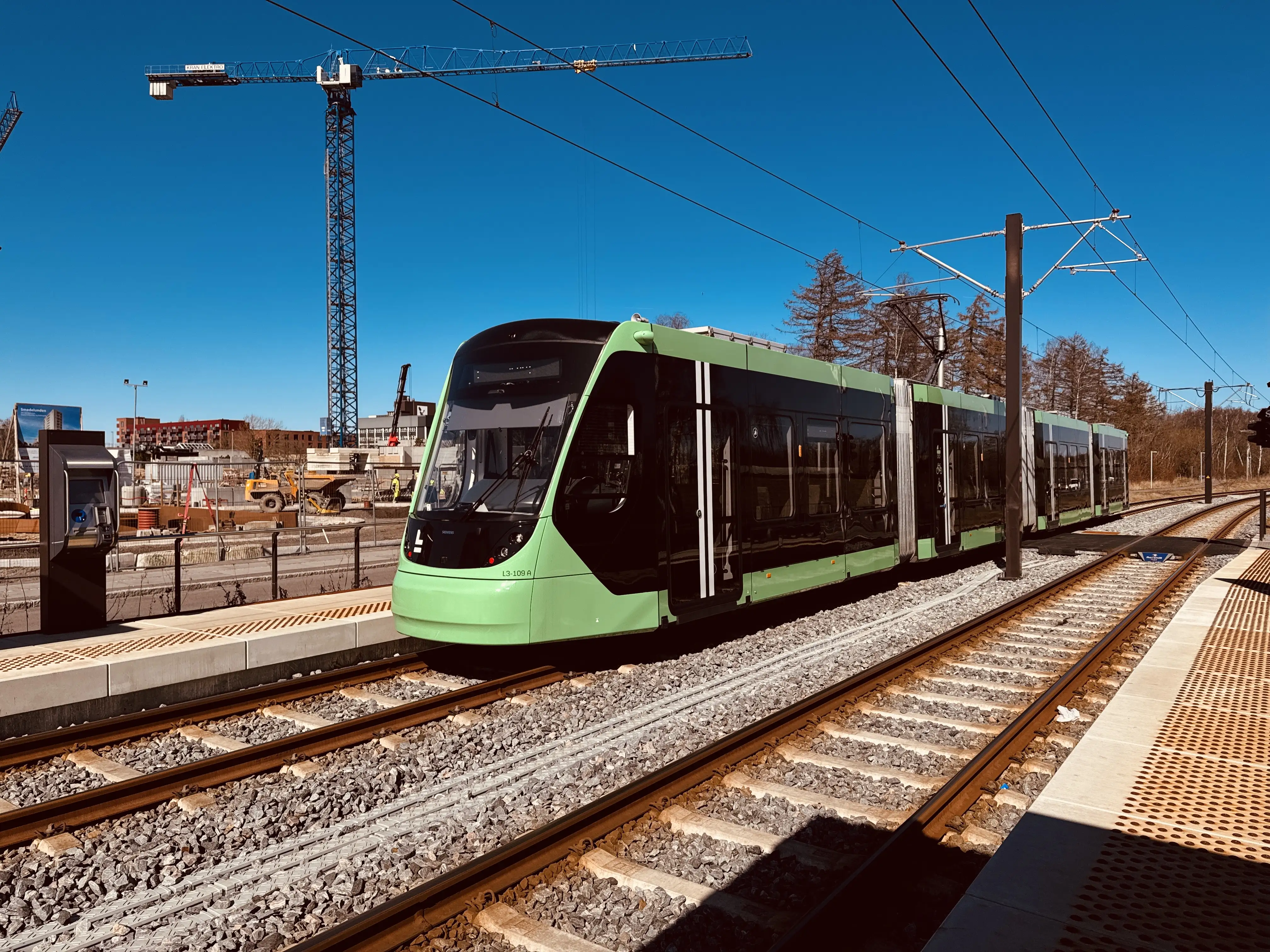 Billede af L3 109 fotograferet ud for Glostrup Nord - Hersted Letbanestation.