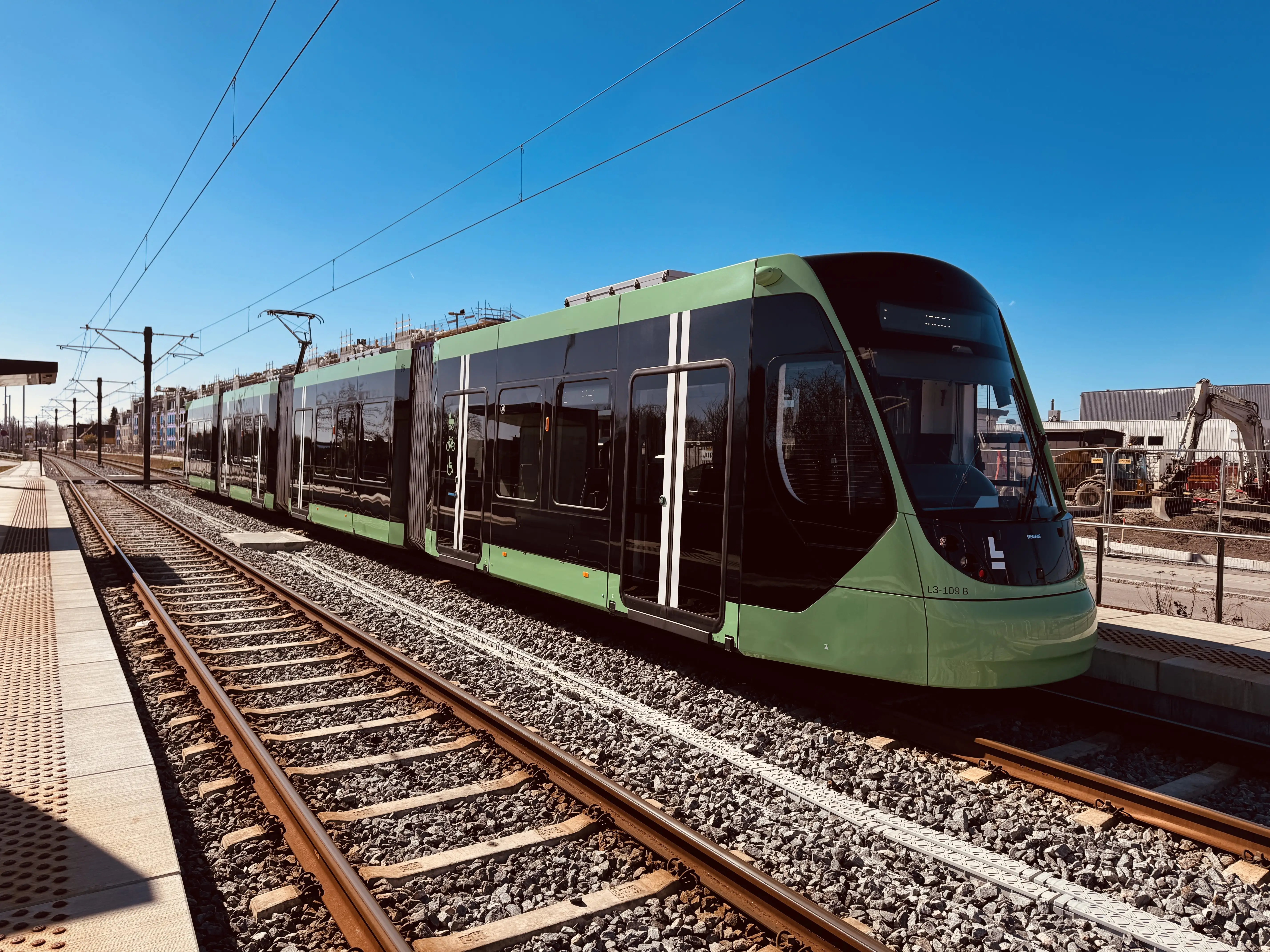 Billede af L3 109 fotograferet ud for Glostrup Nord - Hersted Letbanestation.