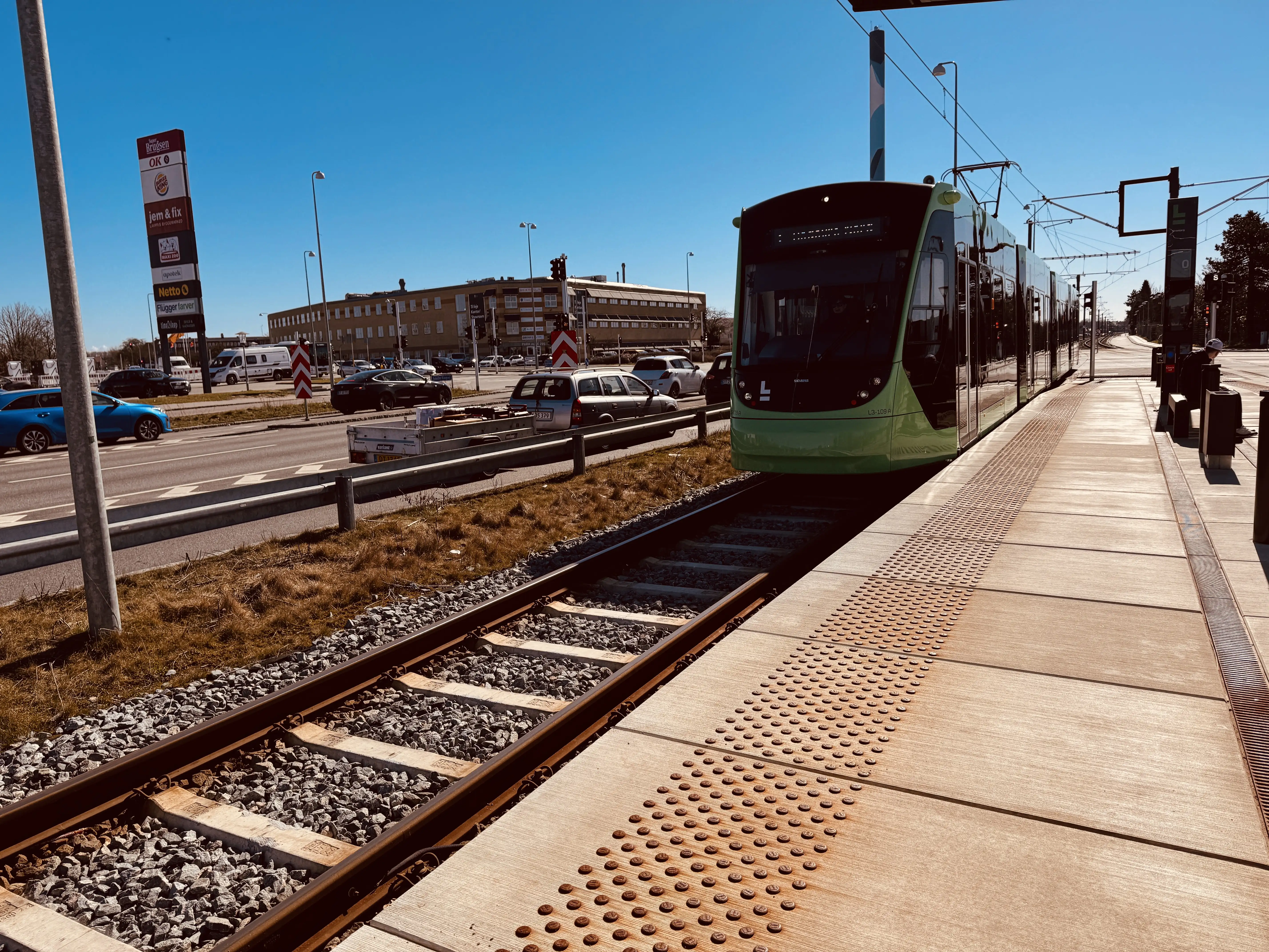 Billede af L3 109 fotograferet ud for Kirkebjerg Letbanestation.