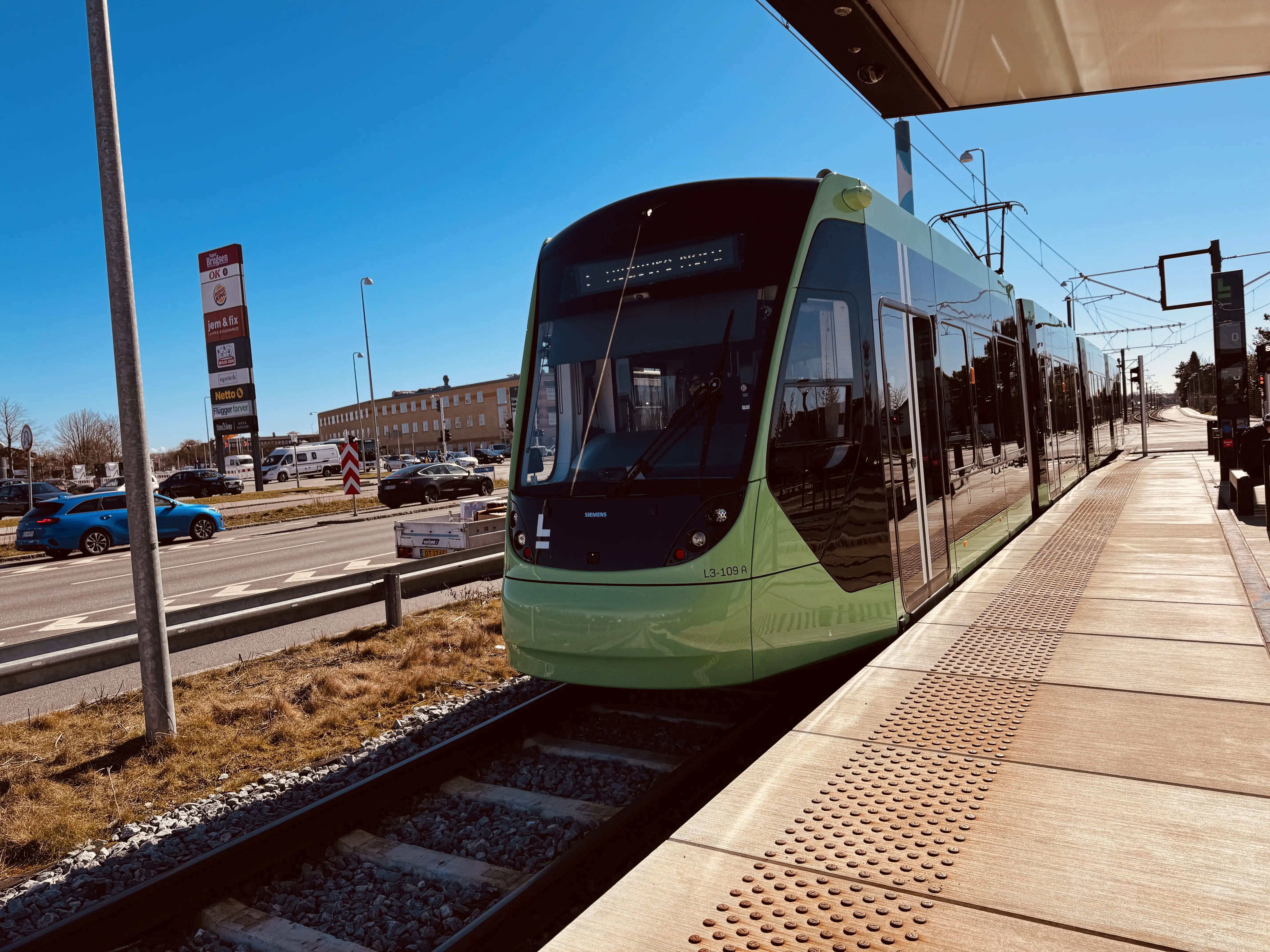 Billede af L3 109 fotograferet ud for Kirkebjerg Letbanestation.