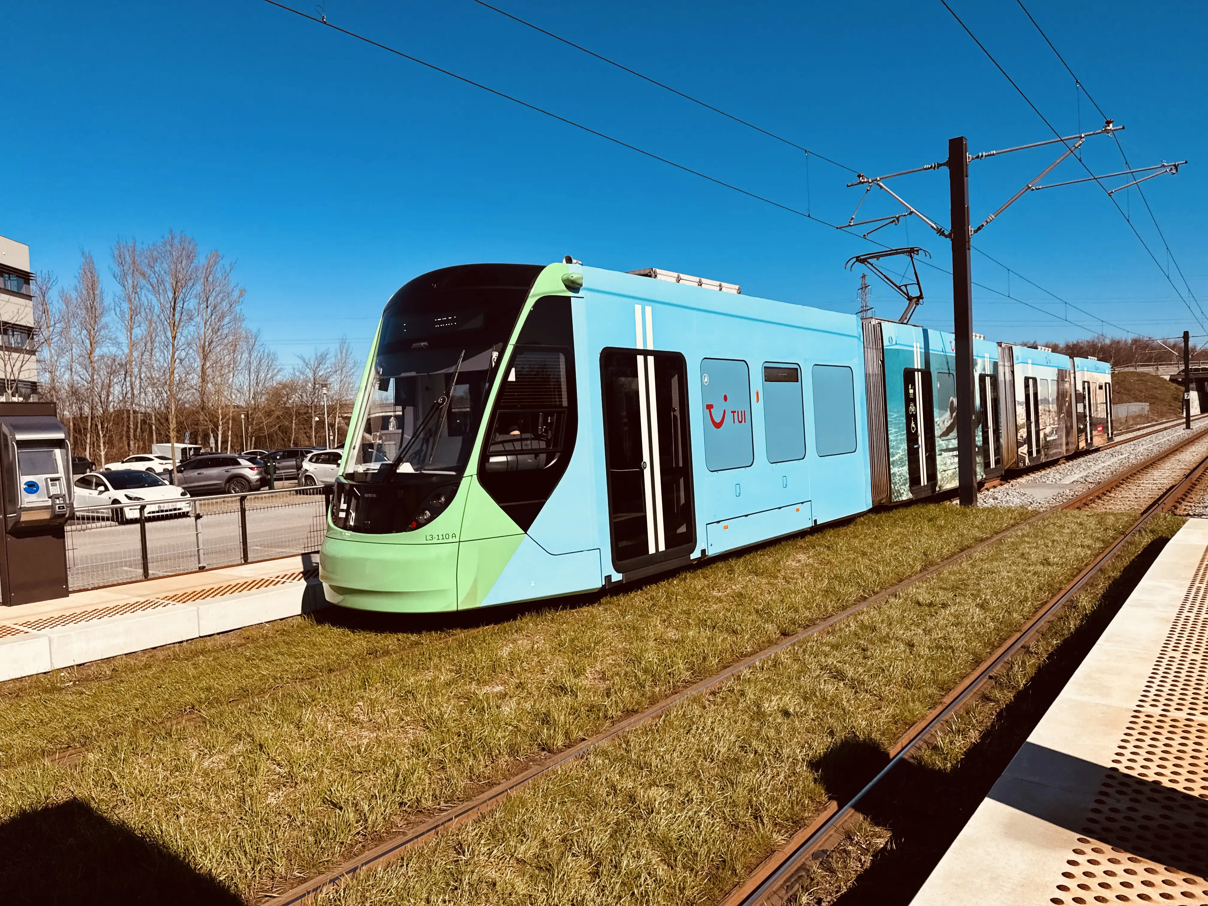 Billede af L3 110 fotograferet ud for Delta Park Letbanestation.