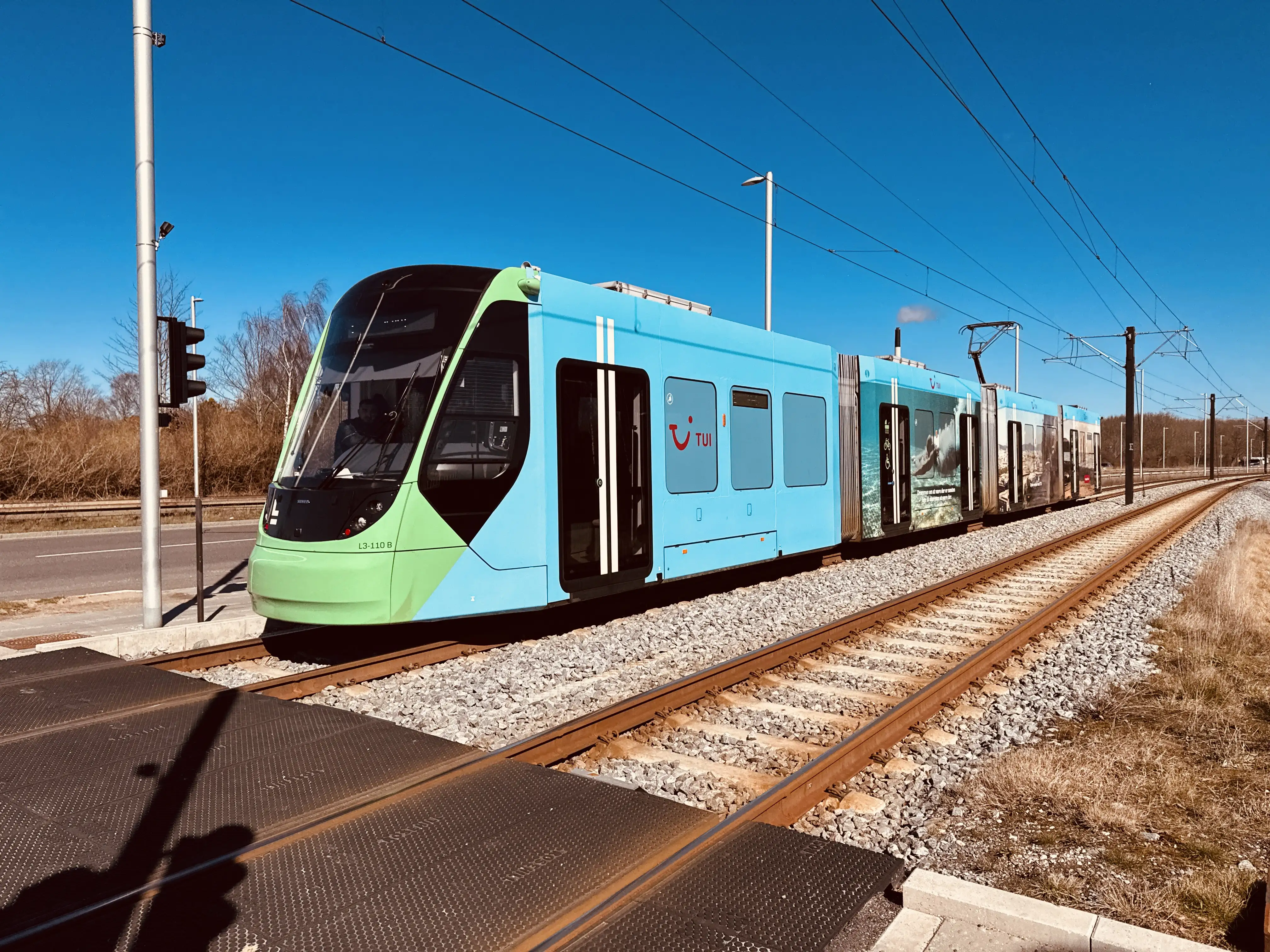 Billede af L3 110 fotograferet ud for Glostrup Ejby Letbanestation.