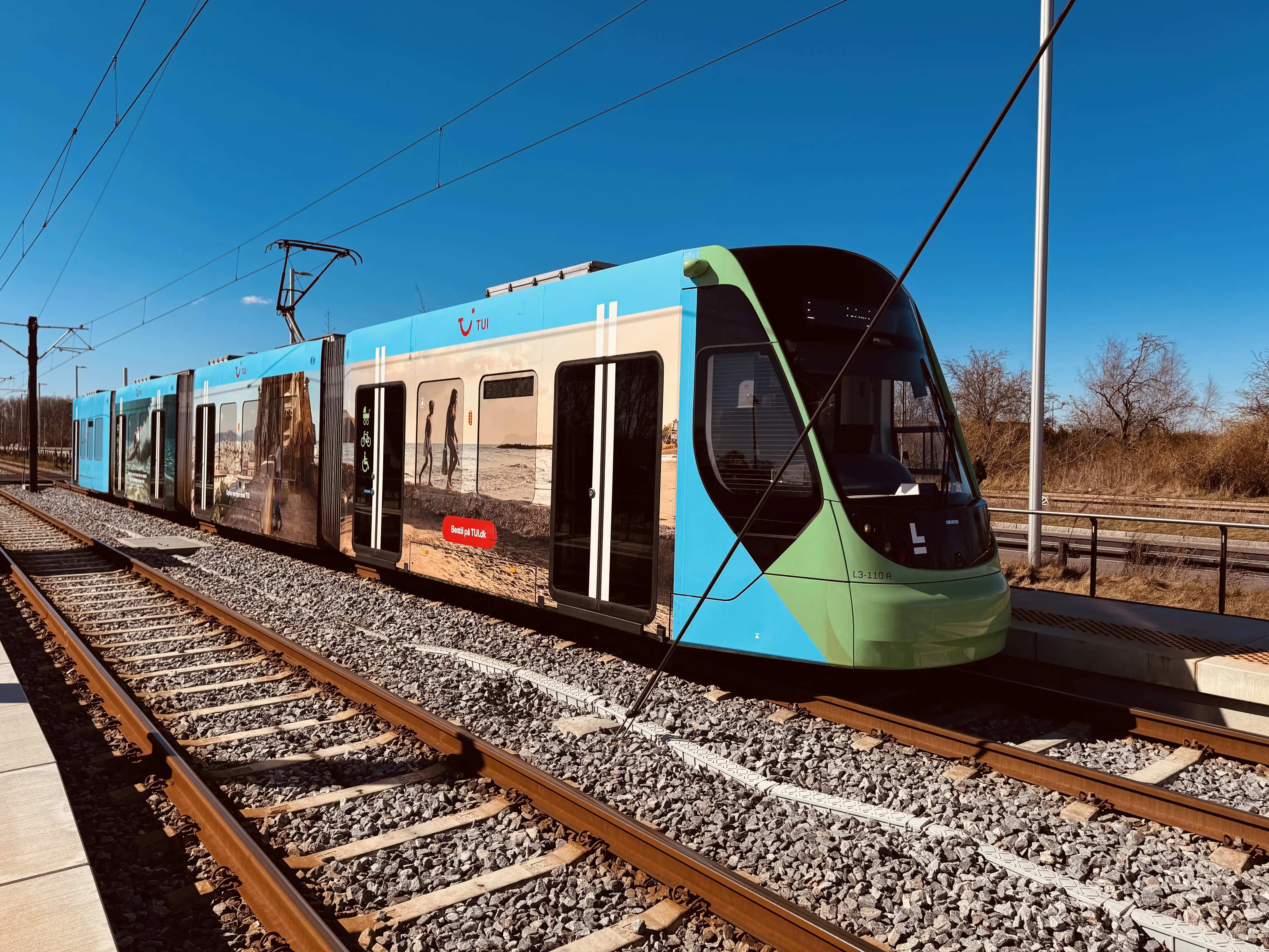 Billede af L3 110 fotograferet ud for Glostrup Ejby Letbanestation.