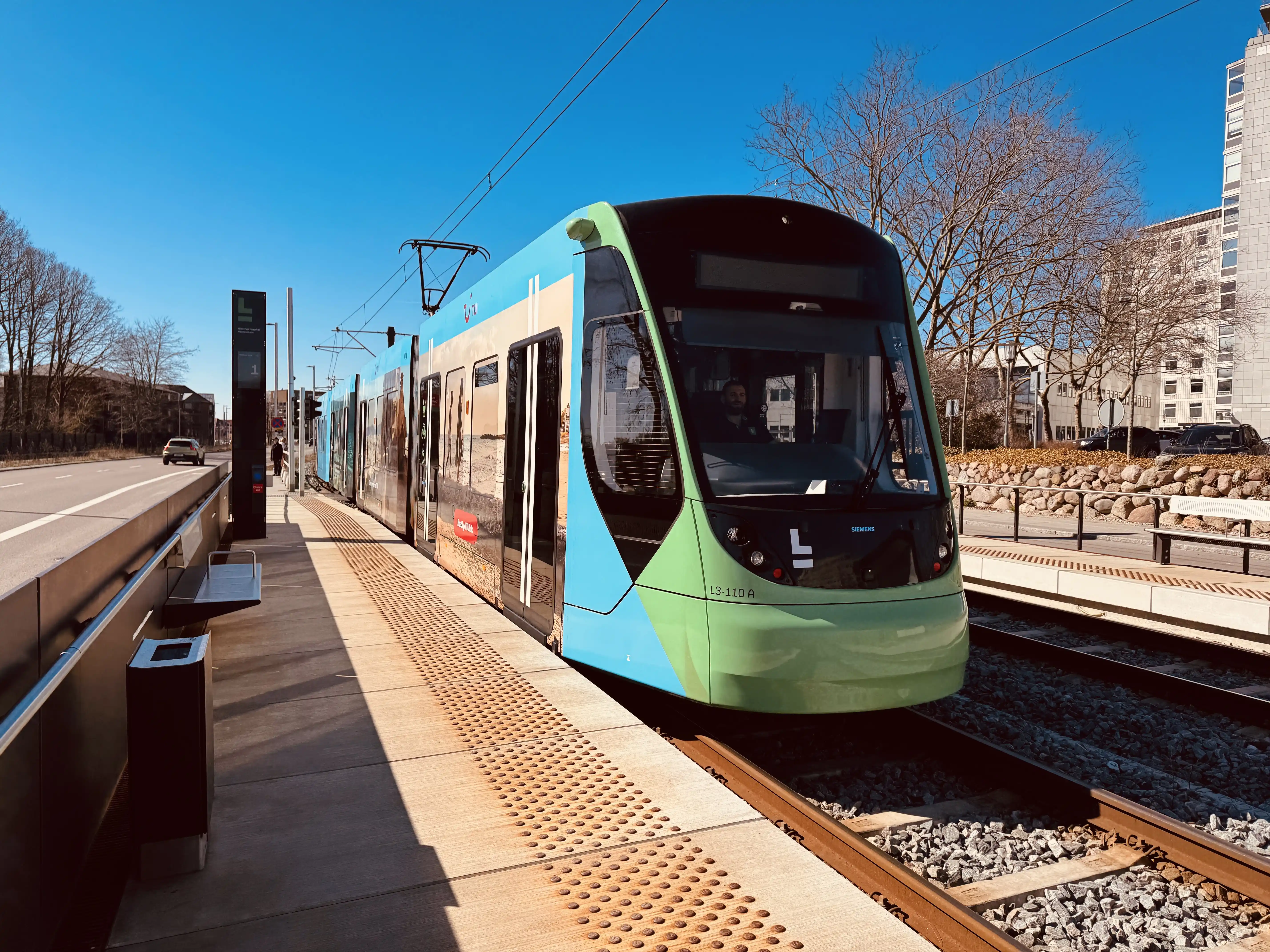 Billede af L3 110 fotograferet ud for Glostrup Hospital - Rigshospitalet Letbanestation.