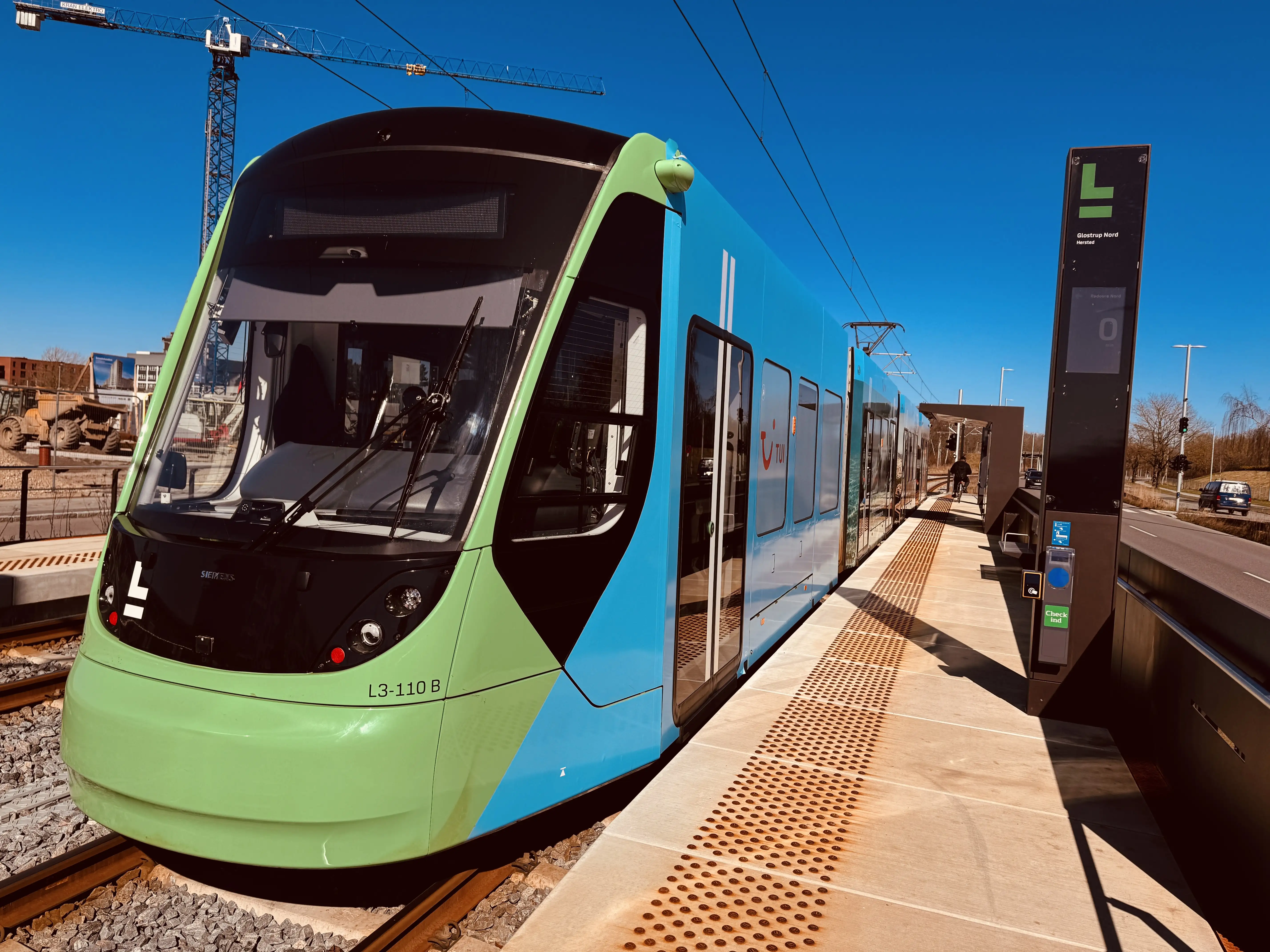 Billede af L3 110 fotograferet ud for Glostrup Nord - Hersted Letbanestation.