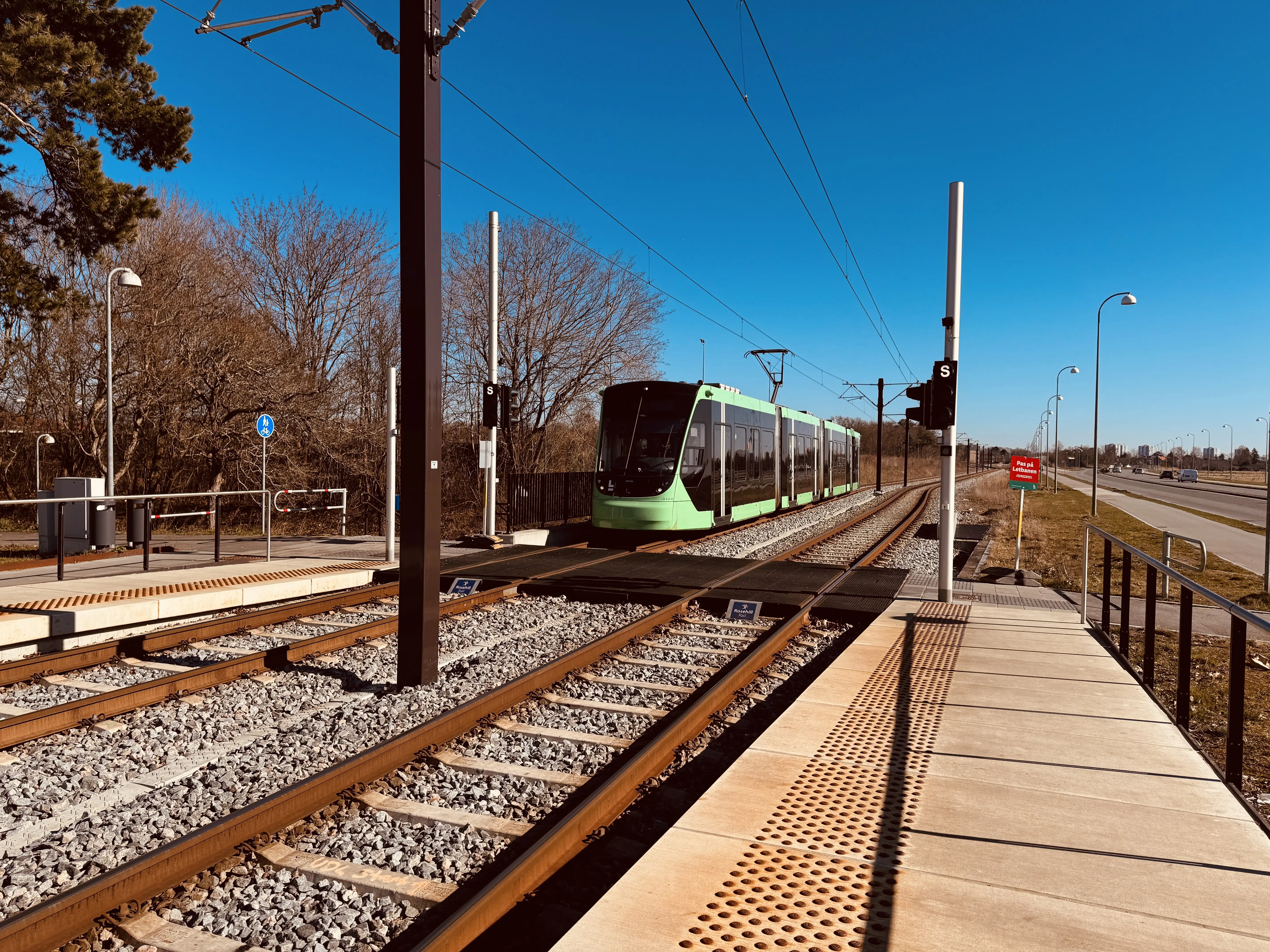 Billede af L3 111 fotograferet ud for Ishøj Strand - ARKEN Letbanestation.