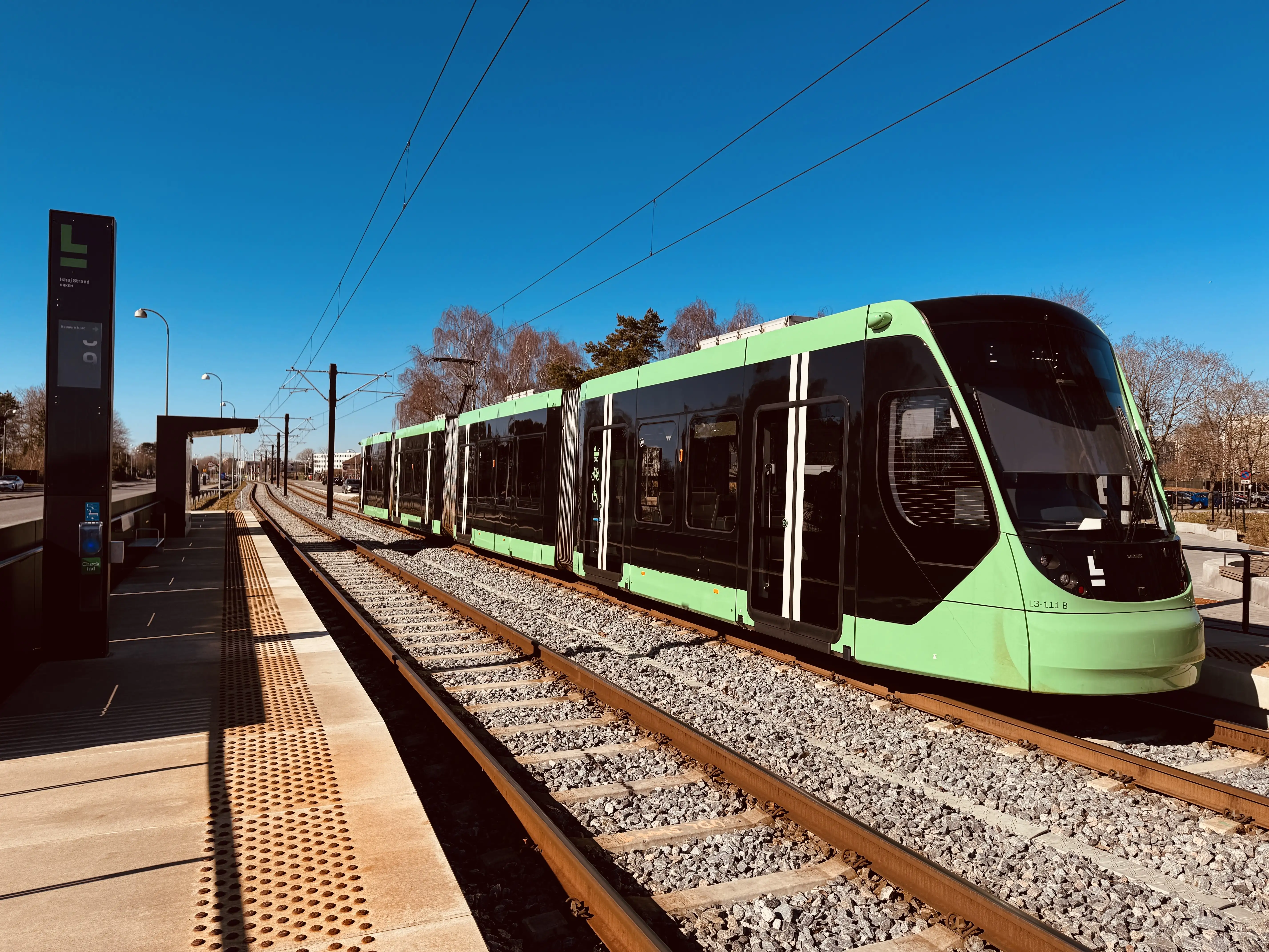 Billede af L3 111 fotograferet ud for Ishøj Strand - ARKEN Letbanestation.