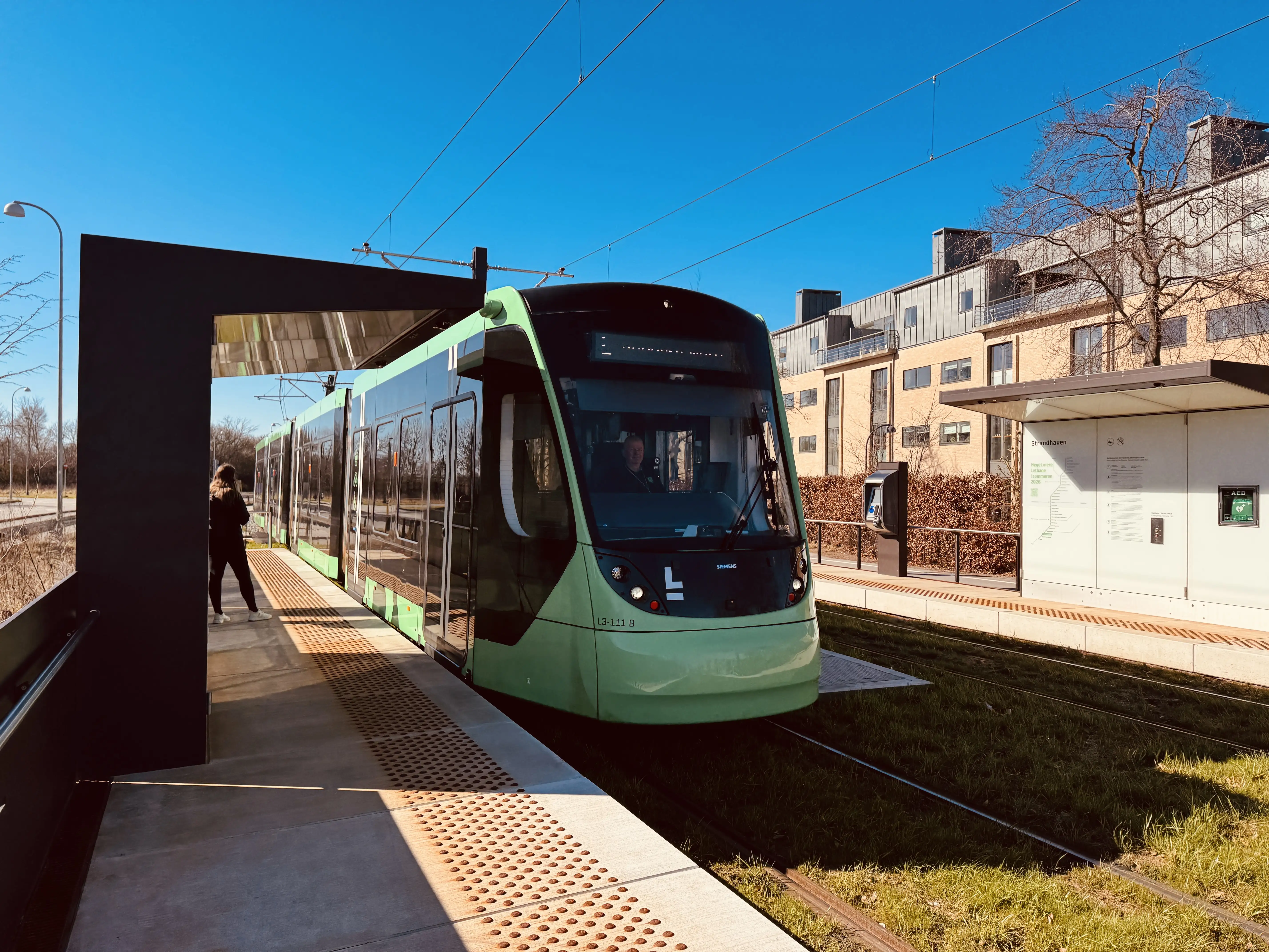 Billede af L3 111 fotograferet ud for Strandhaven Letbanestation.