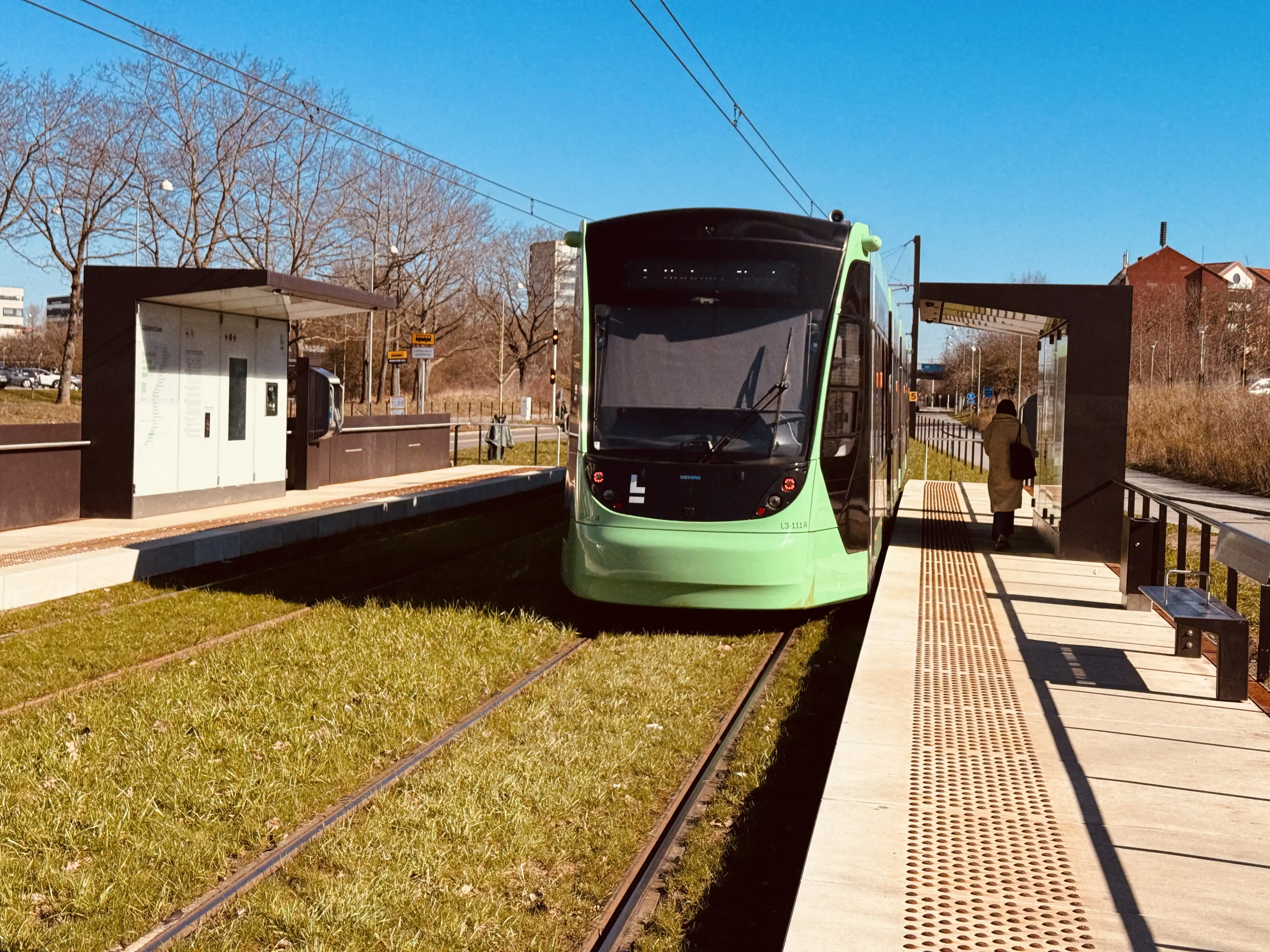 Billede af L3 111 fotograferet ud for Vallensbæk Letbanestation.