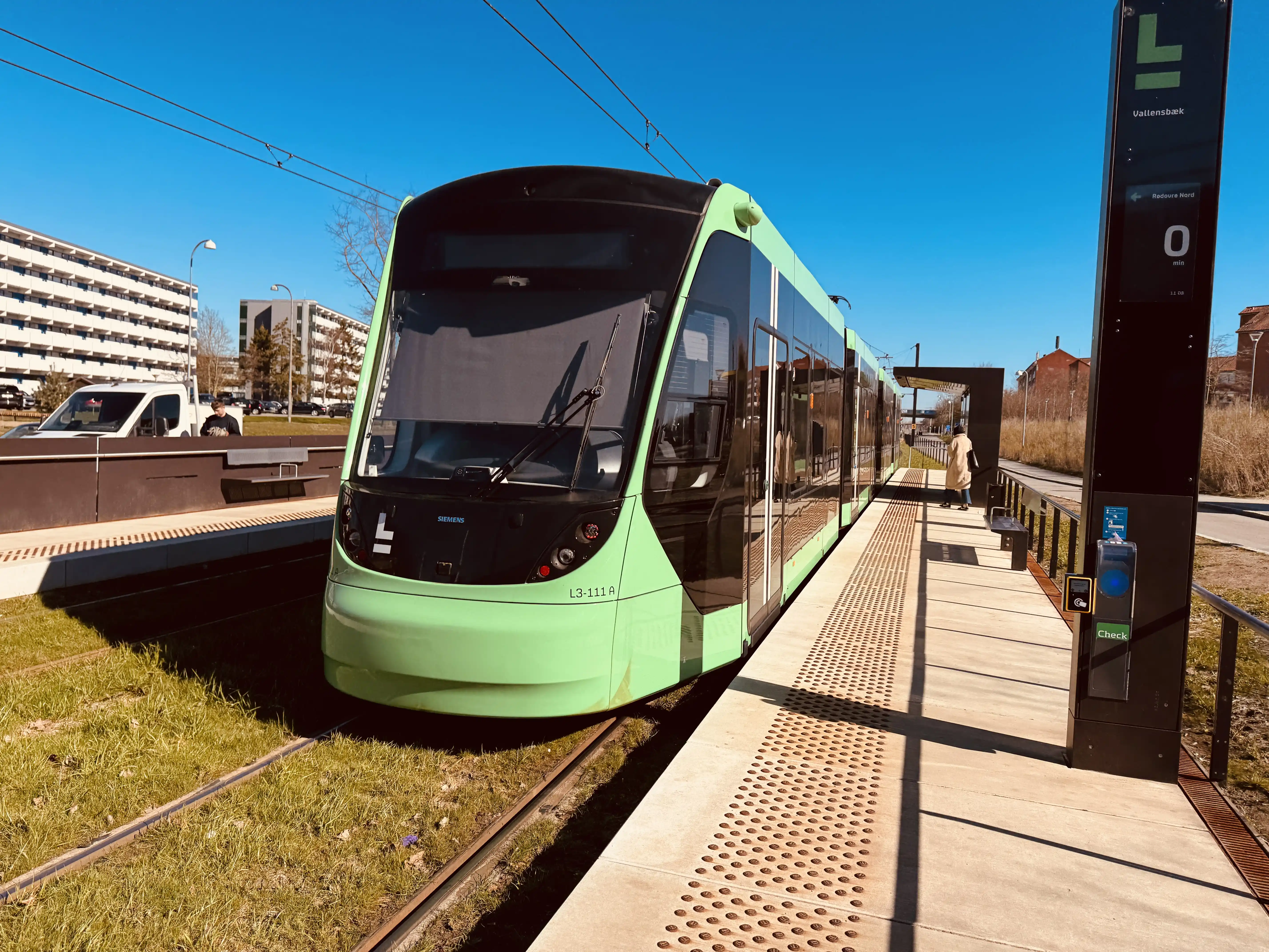 Billede af L3 111 fotograferet ud for Vallensbæk Letbanestation.