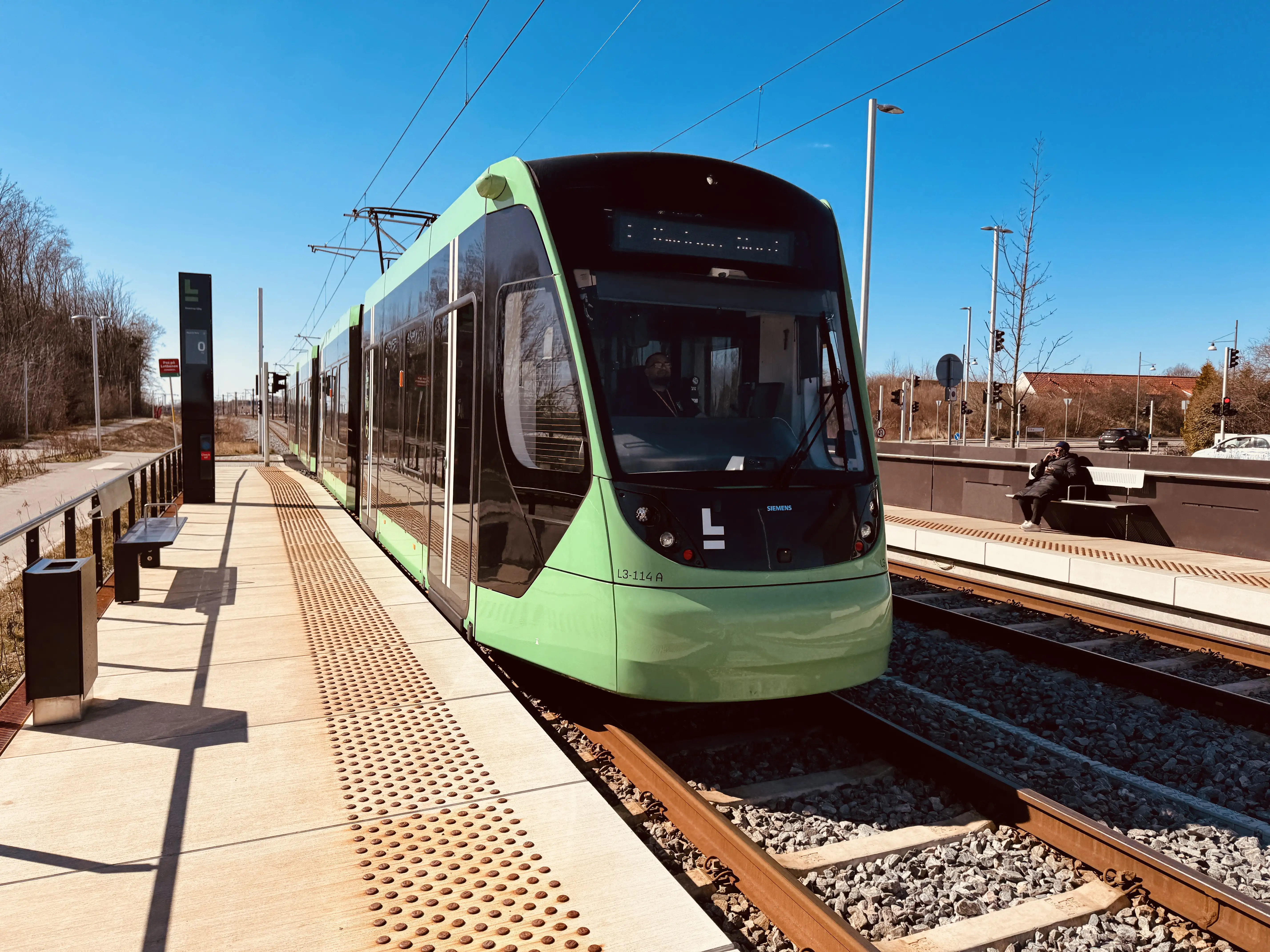 Billede af L3 114 fotograferet ud for Glostrup Ejby Letbanestation.