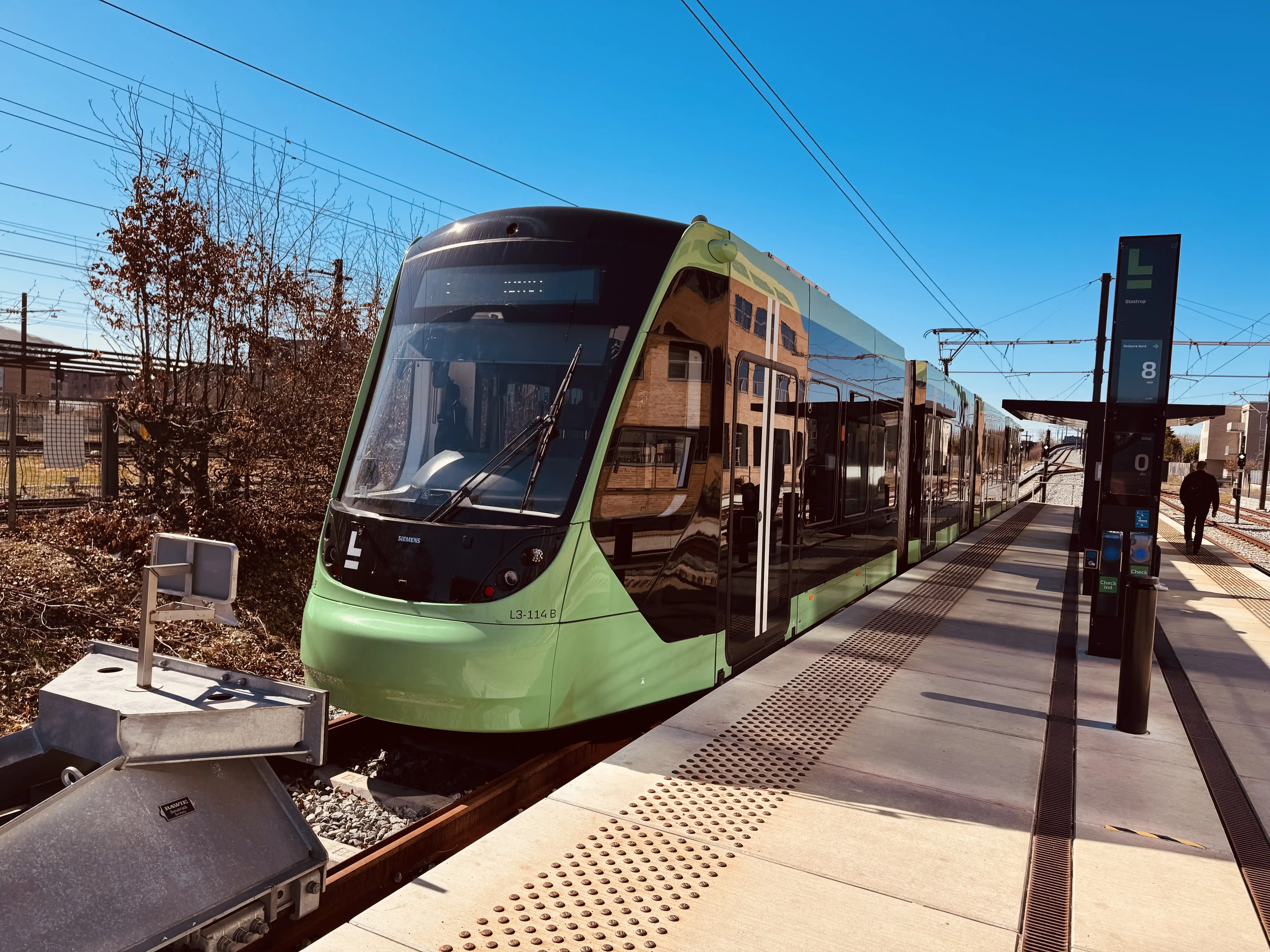Billede af L3 114 fotograferet ud for Glostrup Letbanestation.