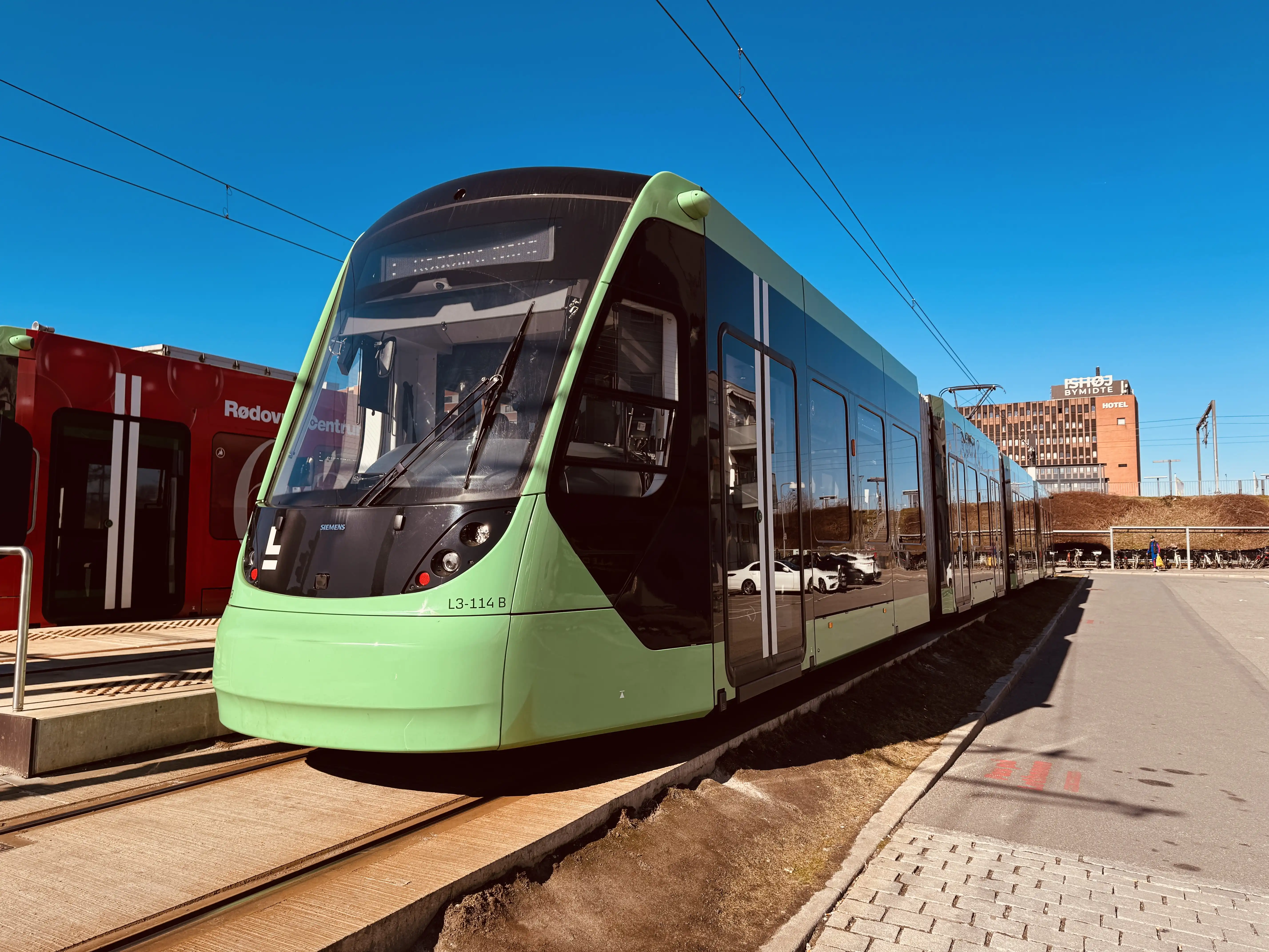 Billede af L3 114 fotograferet ud for Ishøj Letbanestation.