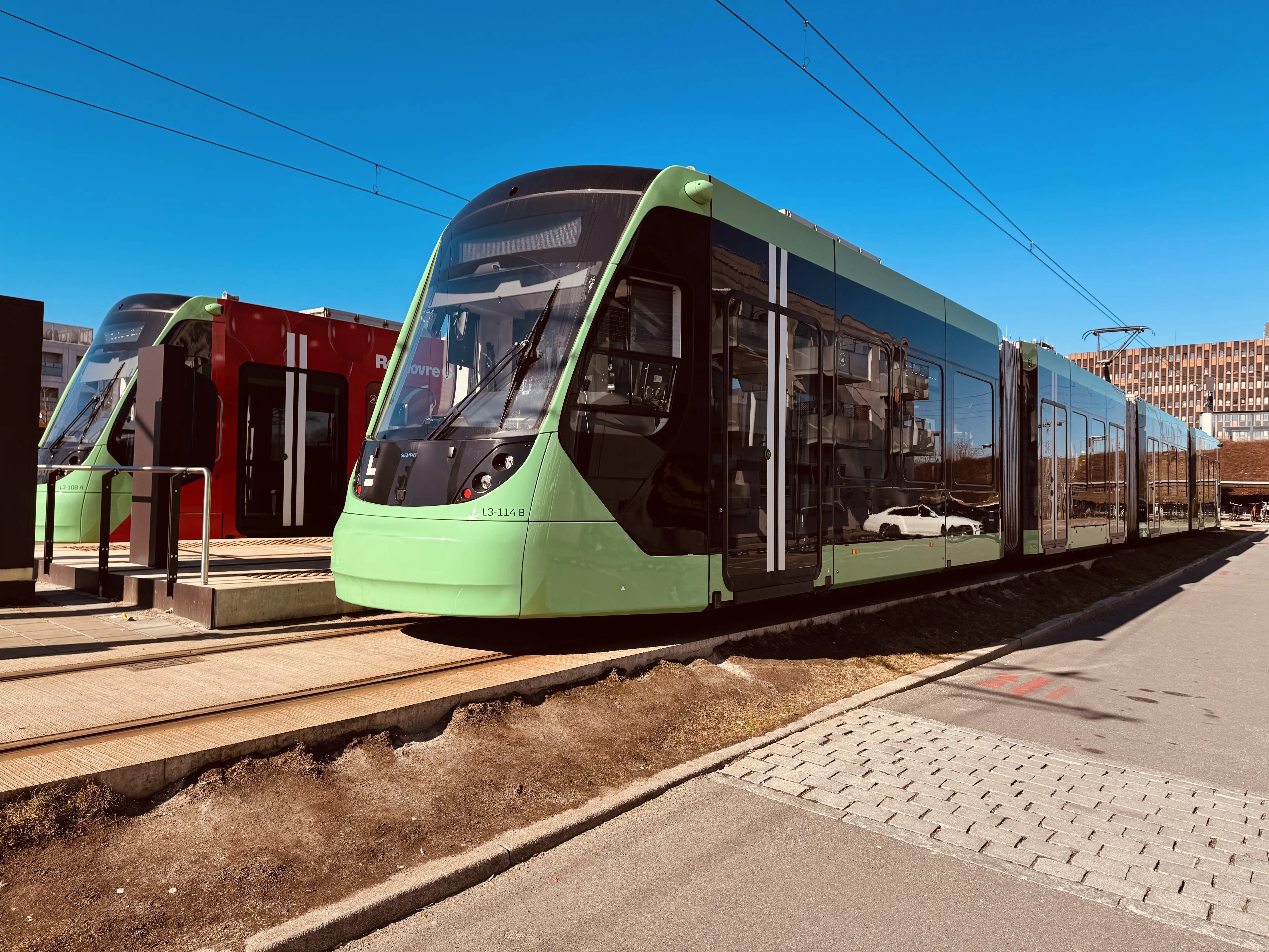 Billede af L3 114 fotograferet ud for Ishøj Letbanestation.