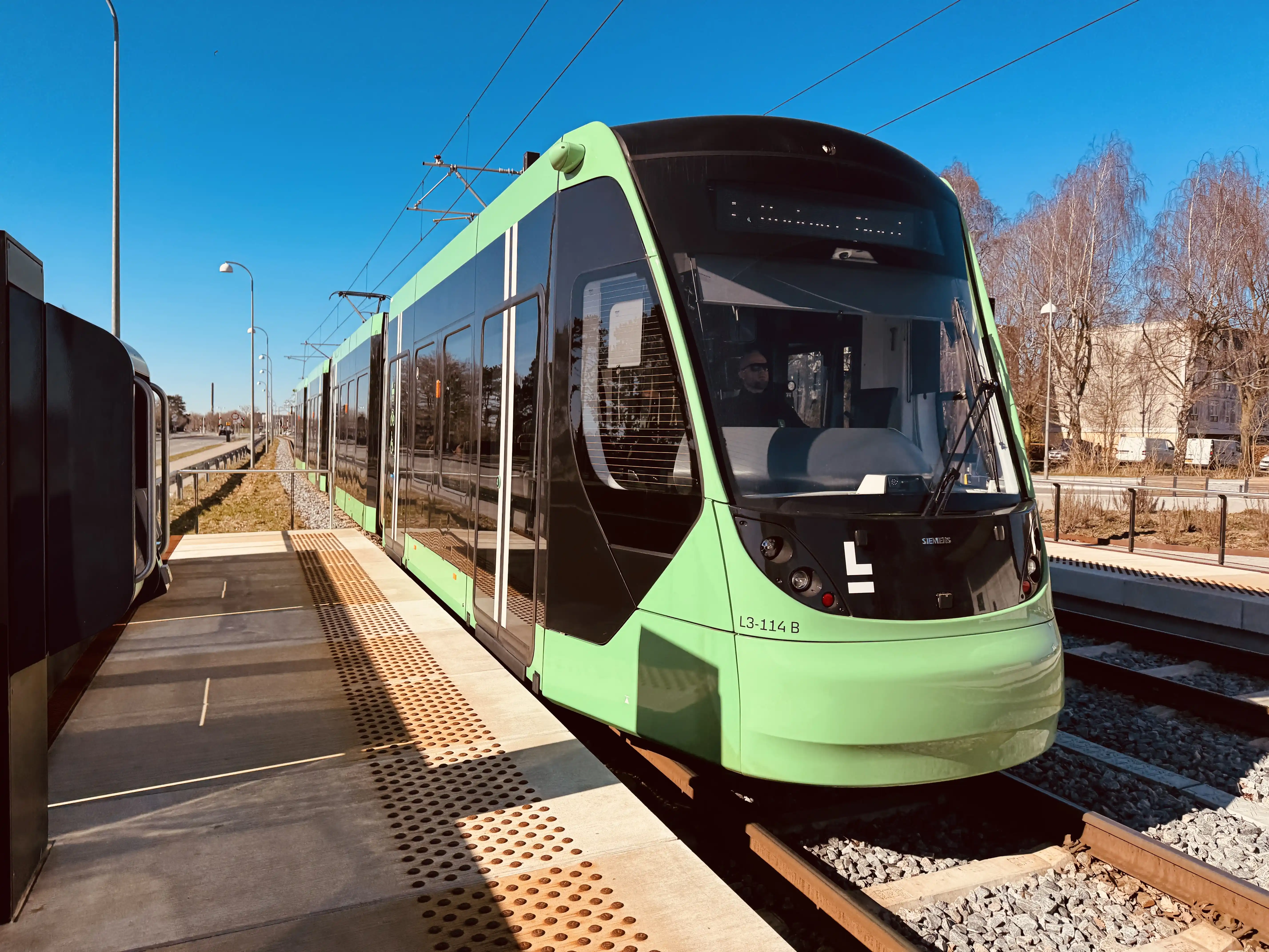 Billede af L3 114 fotograferet ud for Ishøj Strand - ARKEN Letbanestation.