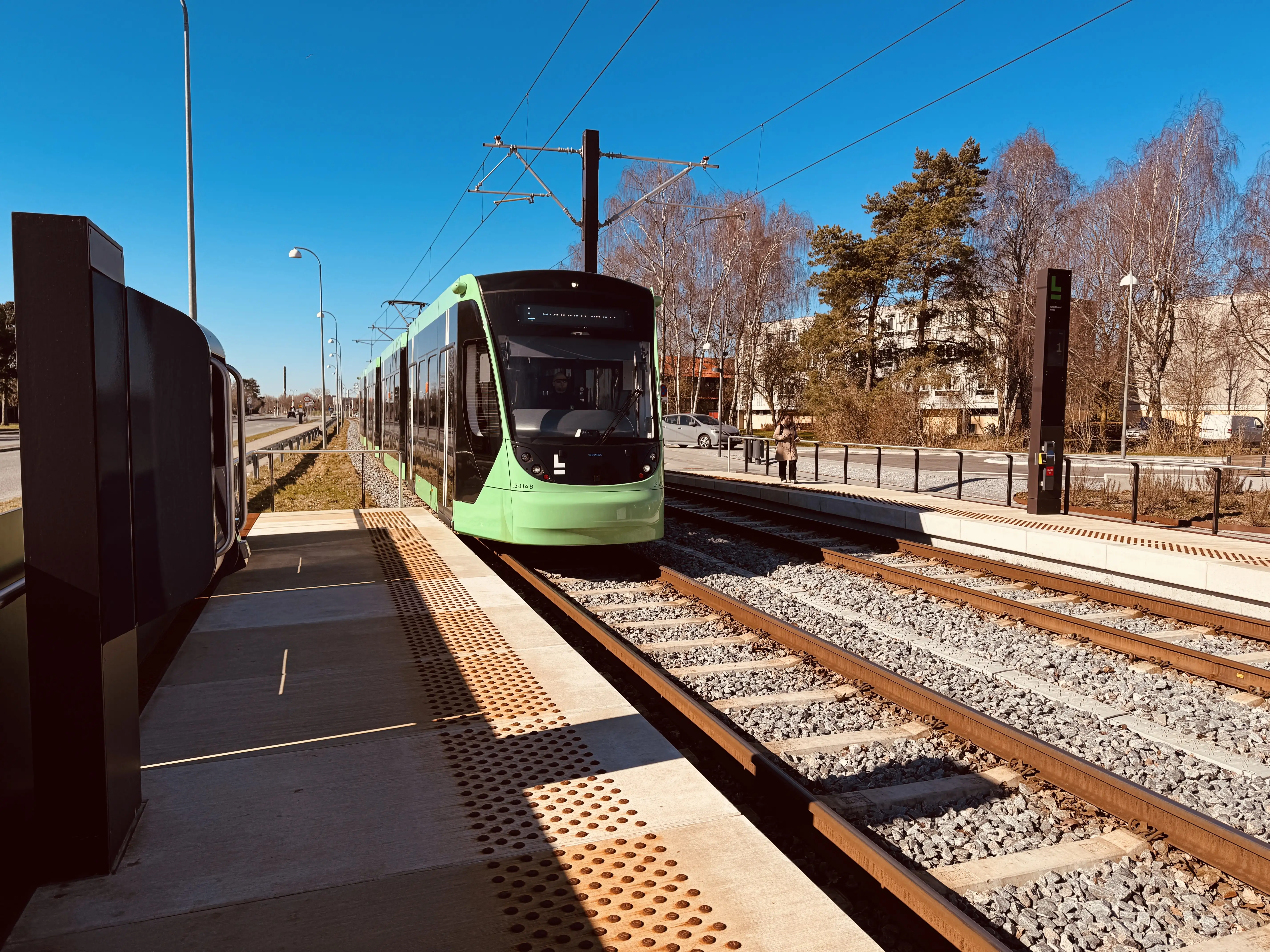Billede af L3 114 fotograferet ud for Ishøj Strand - ARKEN Letbanestation.