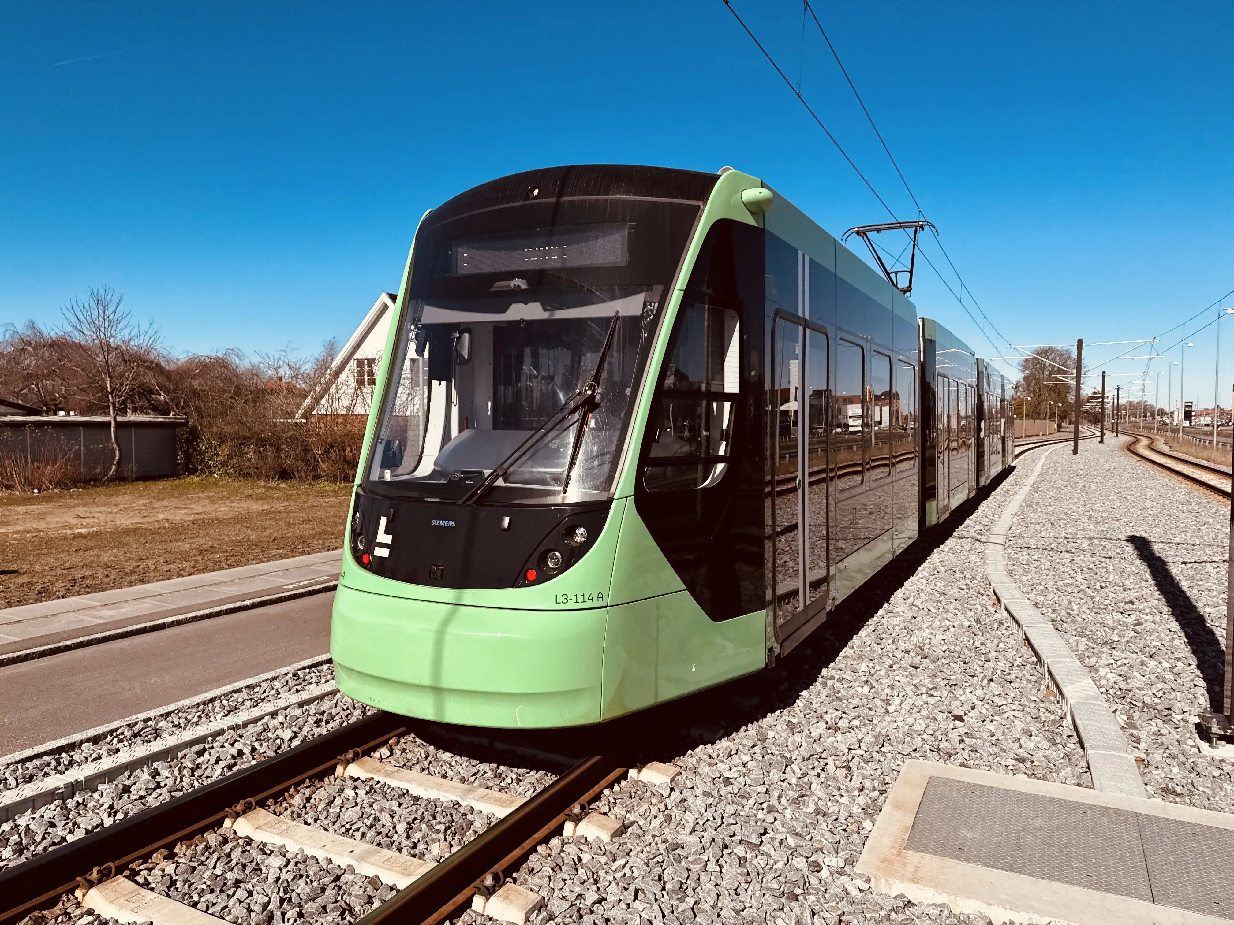 Billede af L3 114 fotograferet ud for Kirkebjerg Letbanestation.