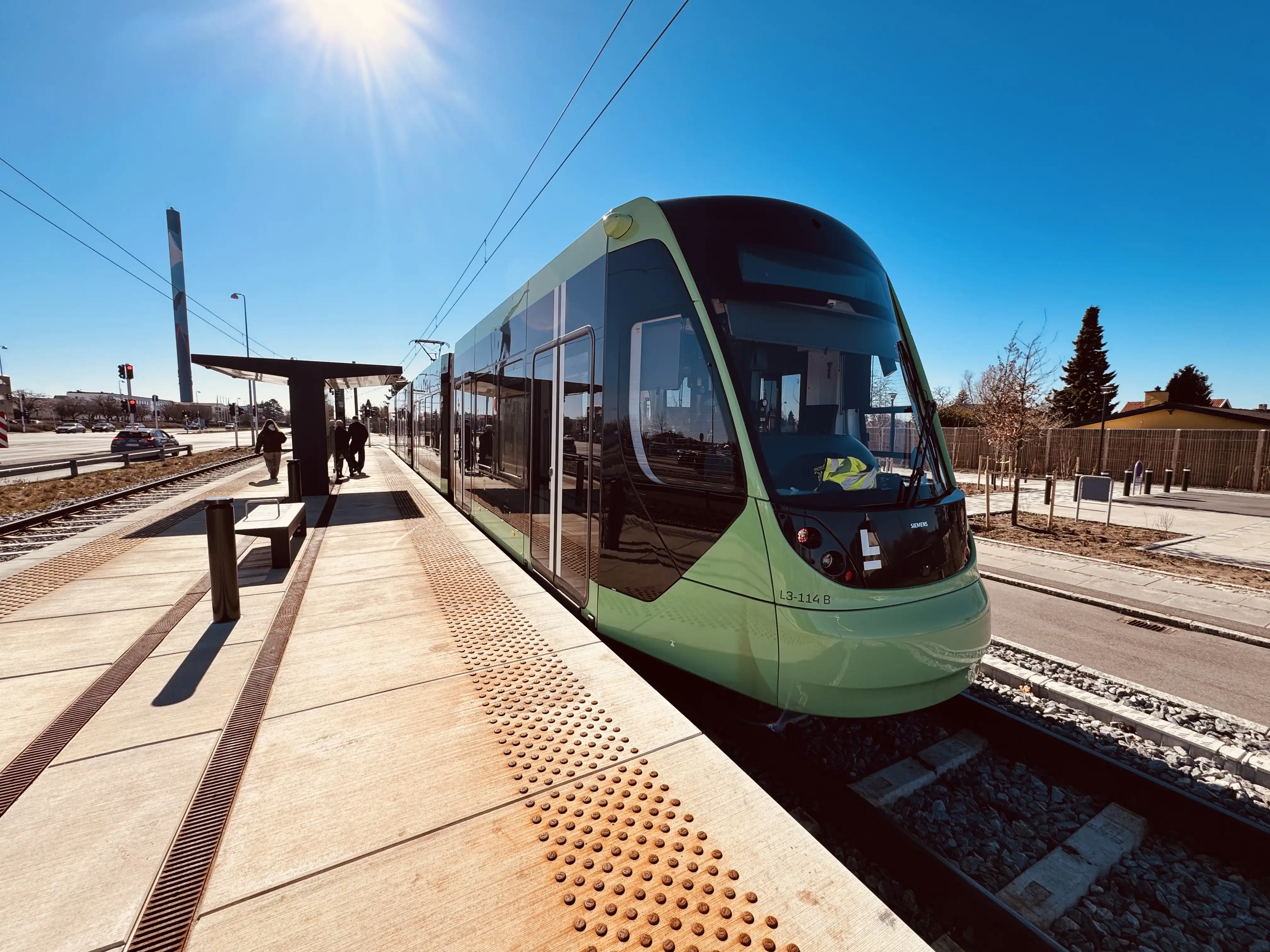 Billede af L3 114 fotograferet ud for Kirkebjerg Letbanestation.