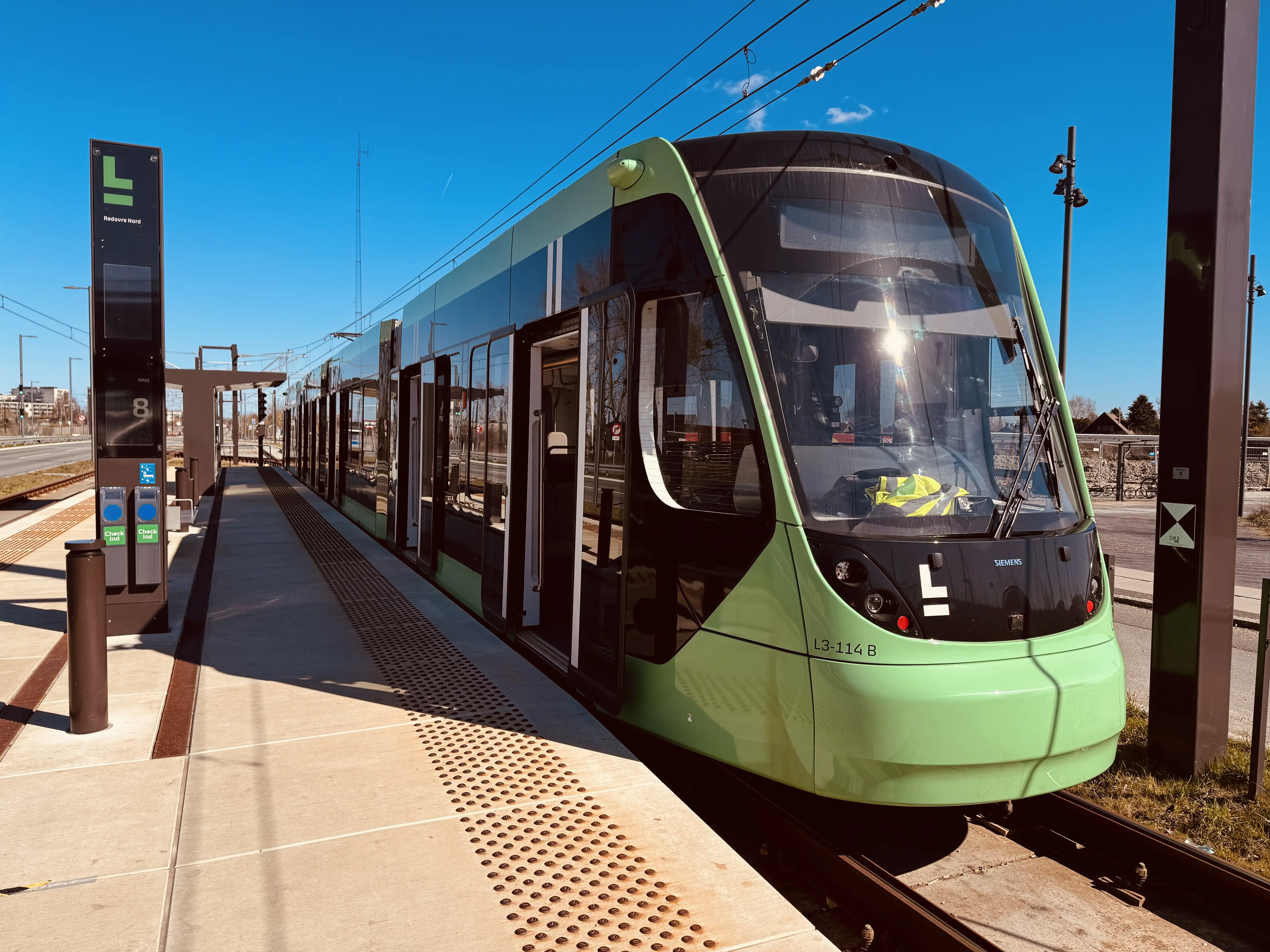 Billede af L3 114 fotograferet ud for Rødovre Nord Letbanestation.