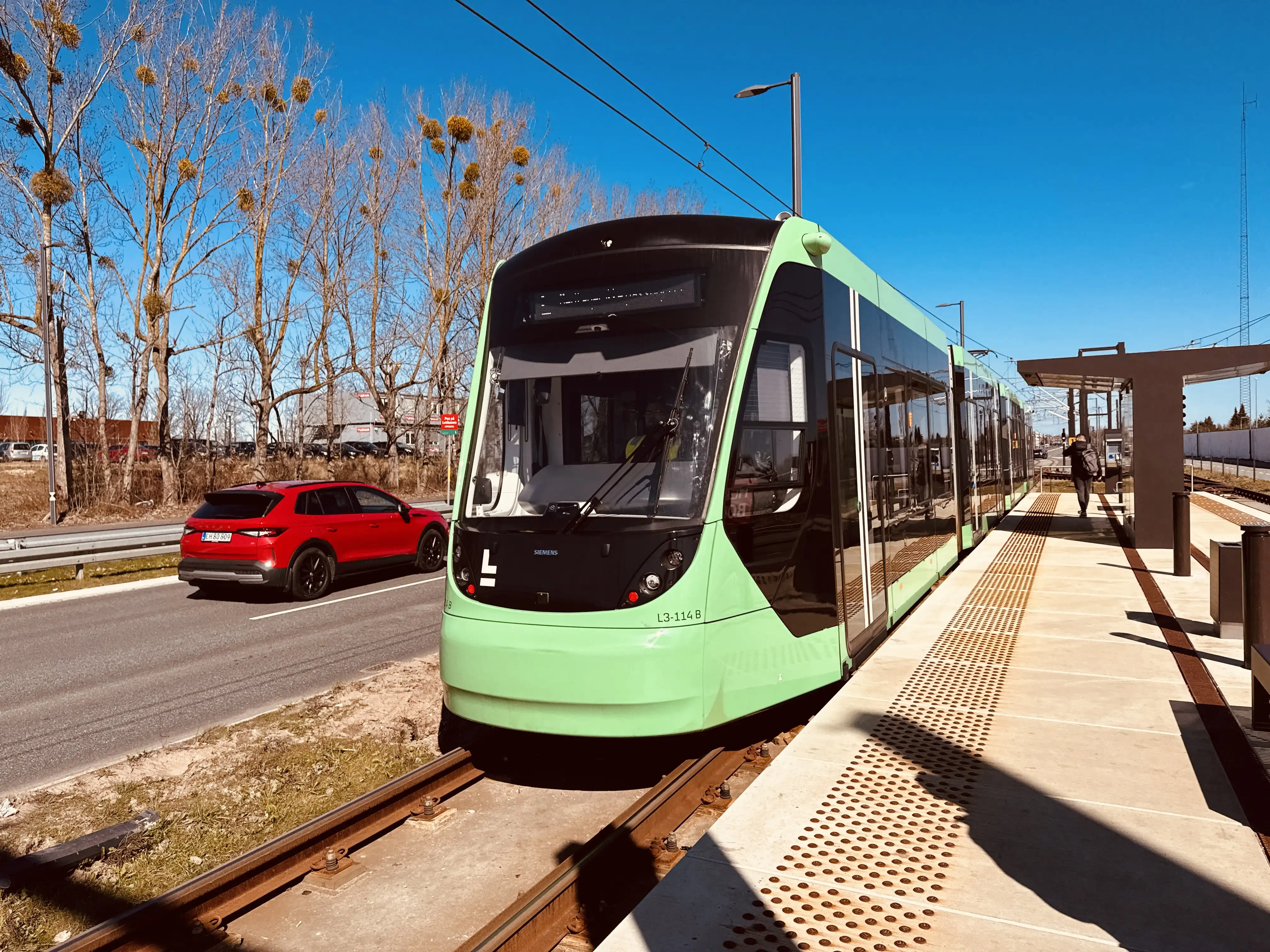 Billede af L3 114 fotograferet ud for Rødovre Nord Letbanestation.