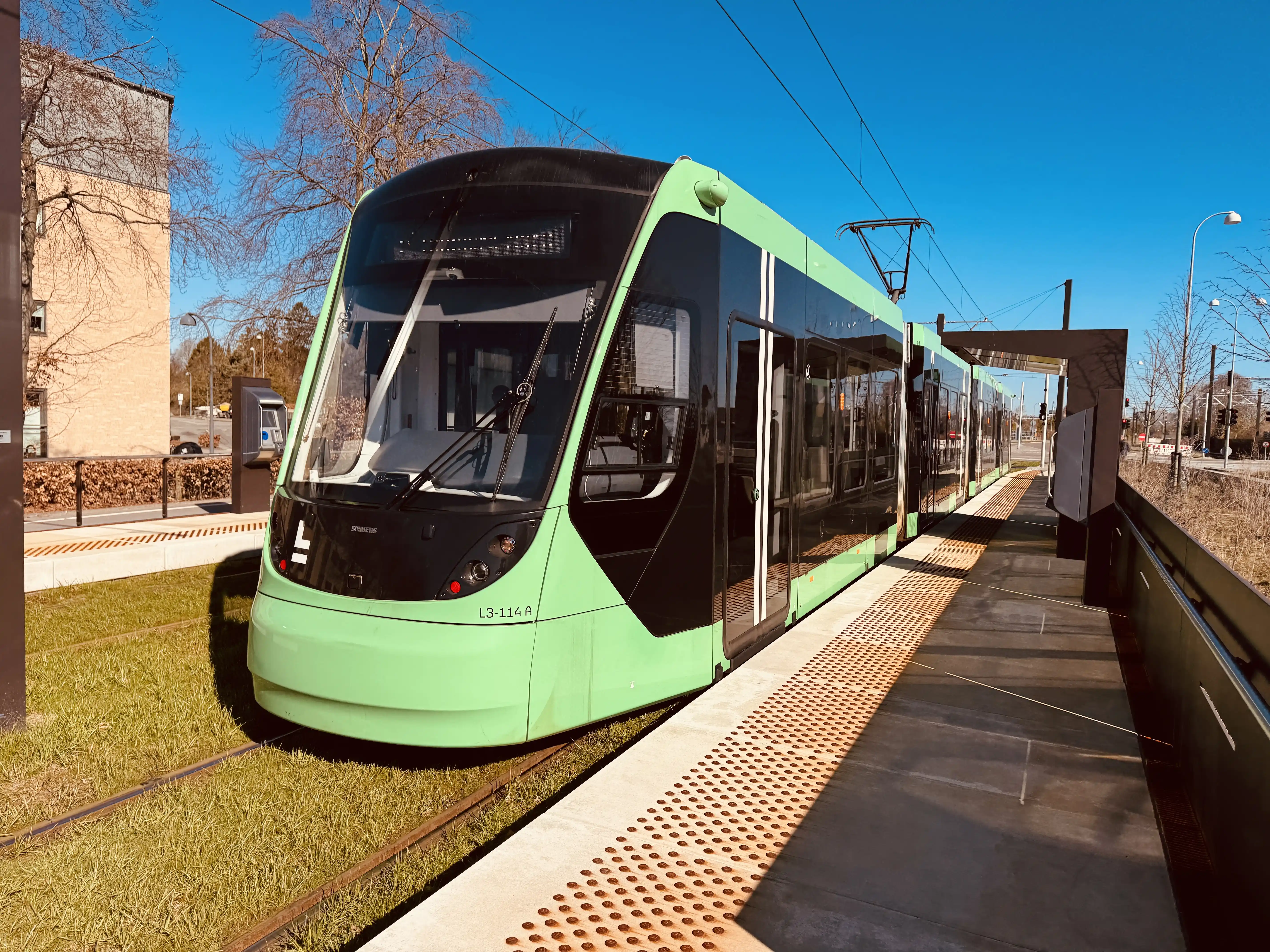 Billede af L3 114 fotograferet ud for Strandhaven Letbanestation.