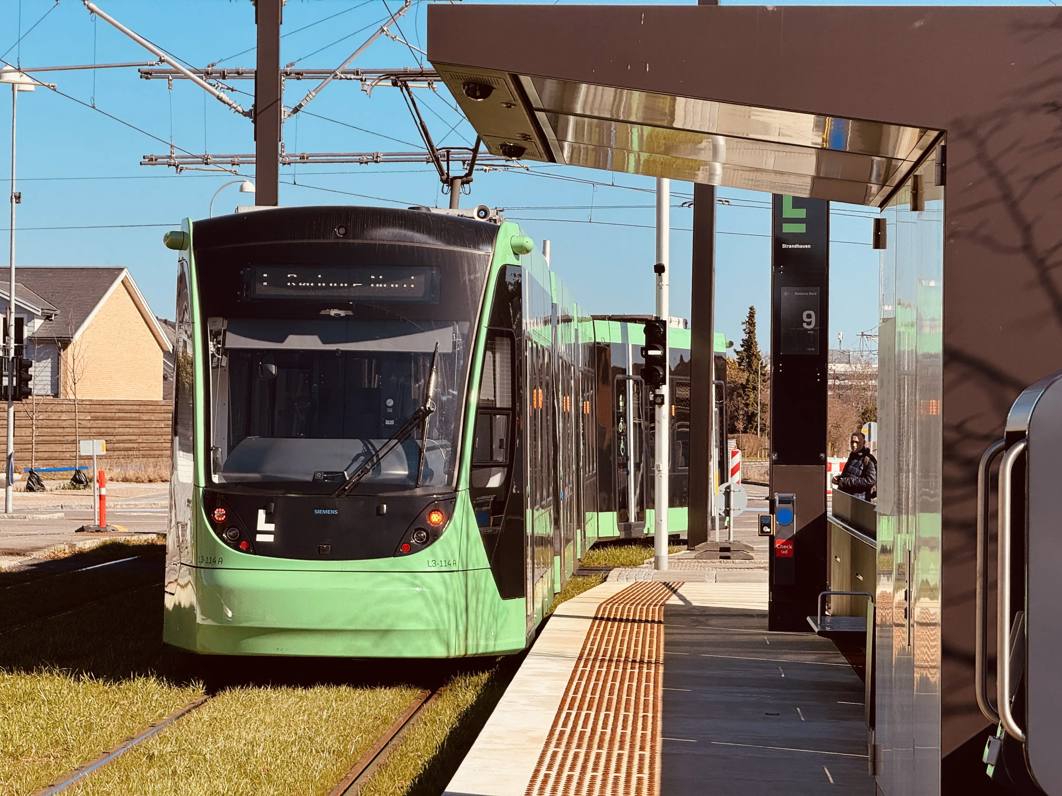 Billede af L3 114 fotograferet ud for Strandhaven Letbanestation.