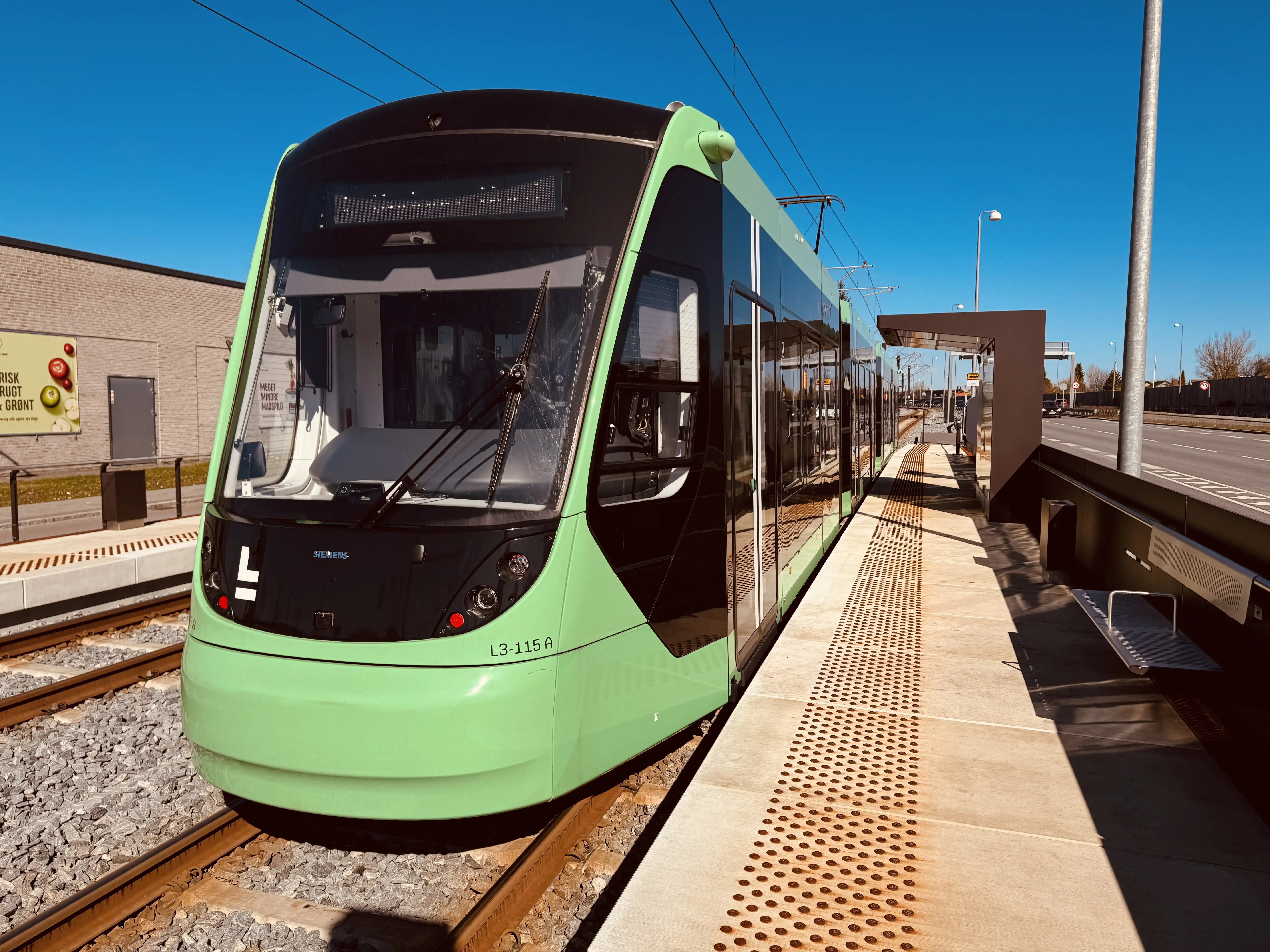 Billede af L3 115 fotograferet ud for Brøndbyvester Letbanestation.