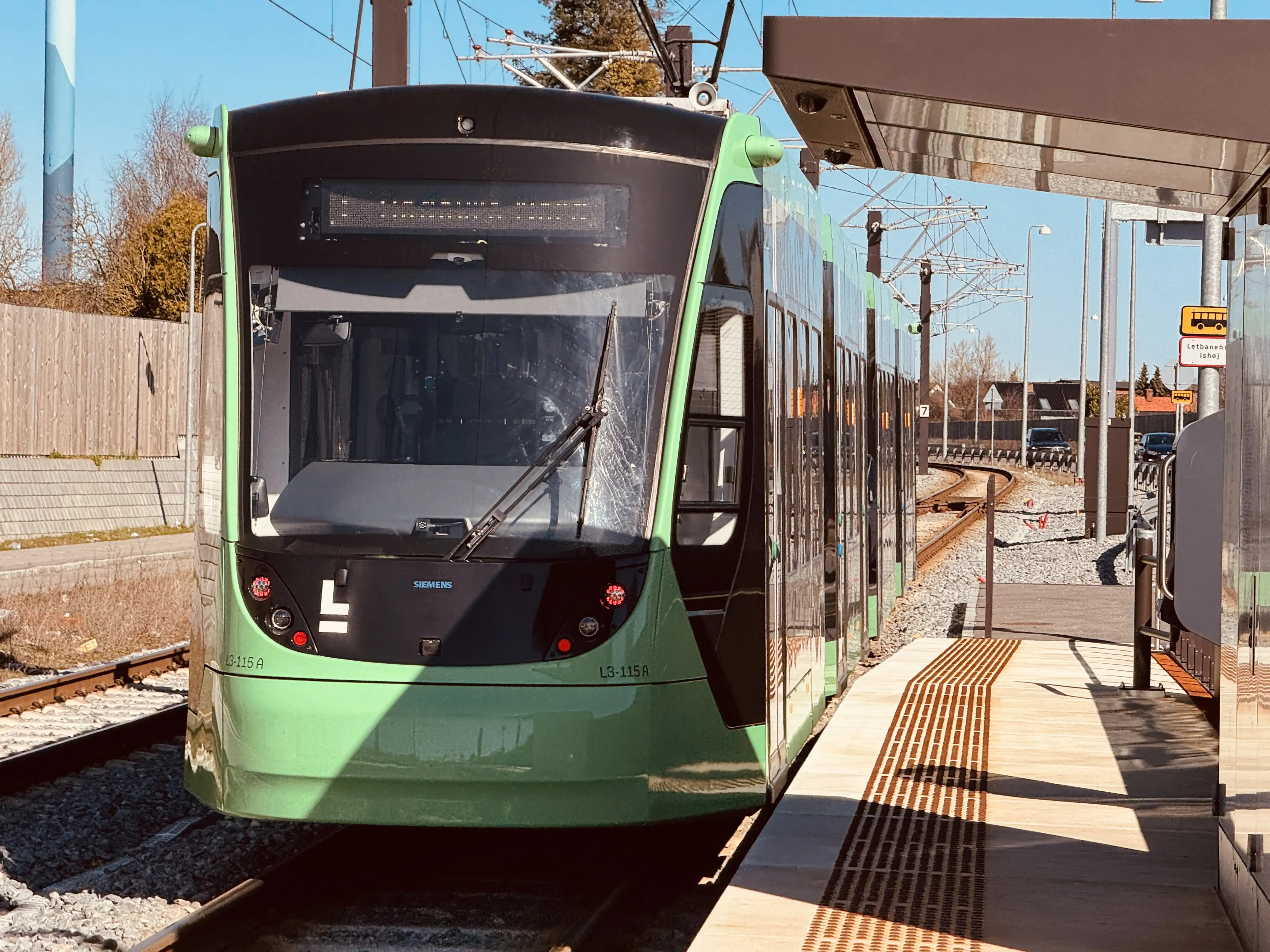 Billede af L3 115 fotograferet ud for Brøndbyvester Letbanestation.