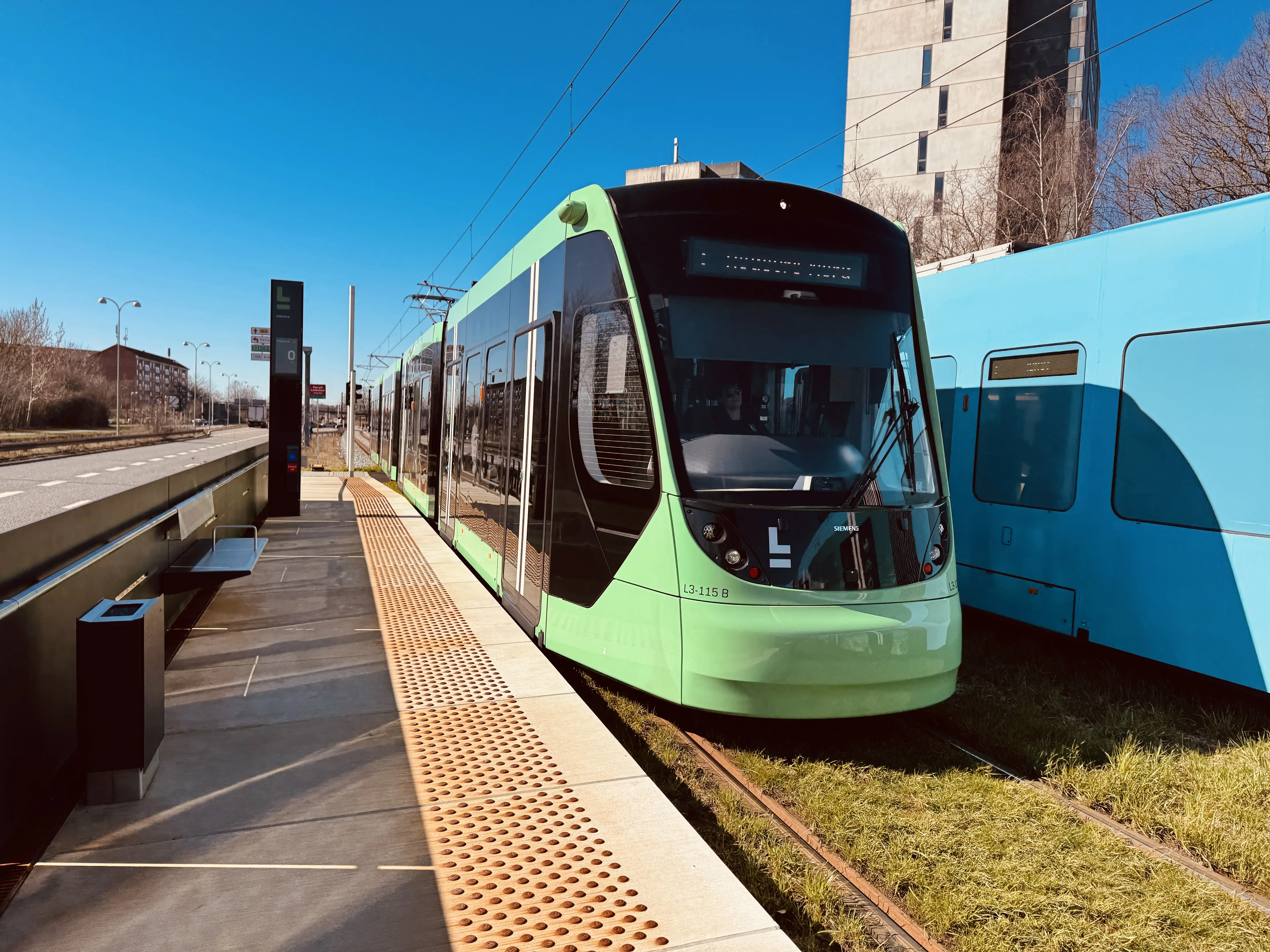 Billede af L3 115 fotograferet ud for Delta Park Letbanestation.