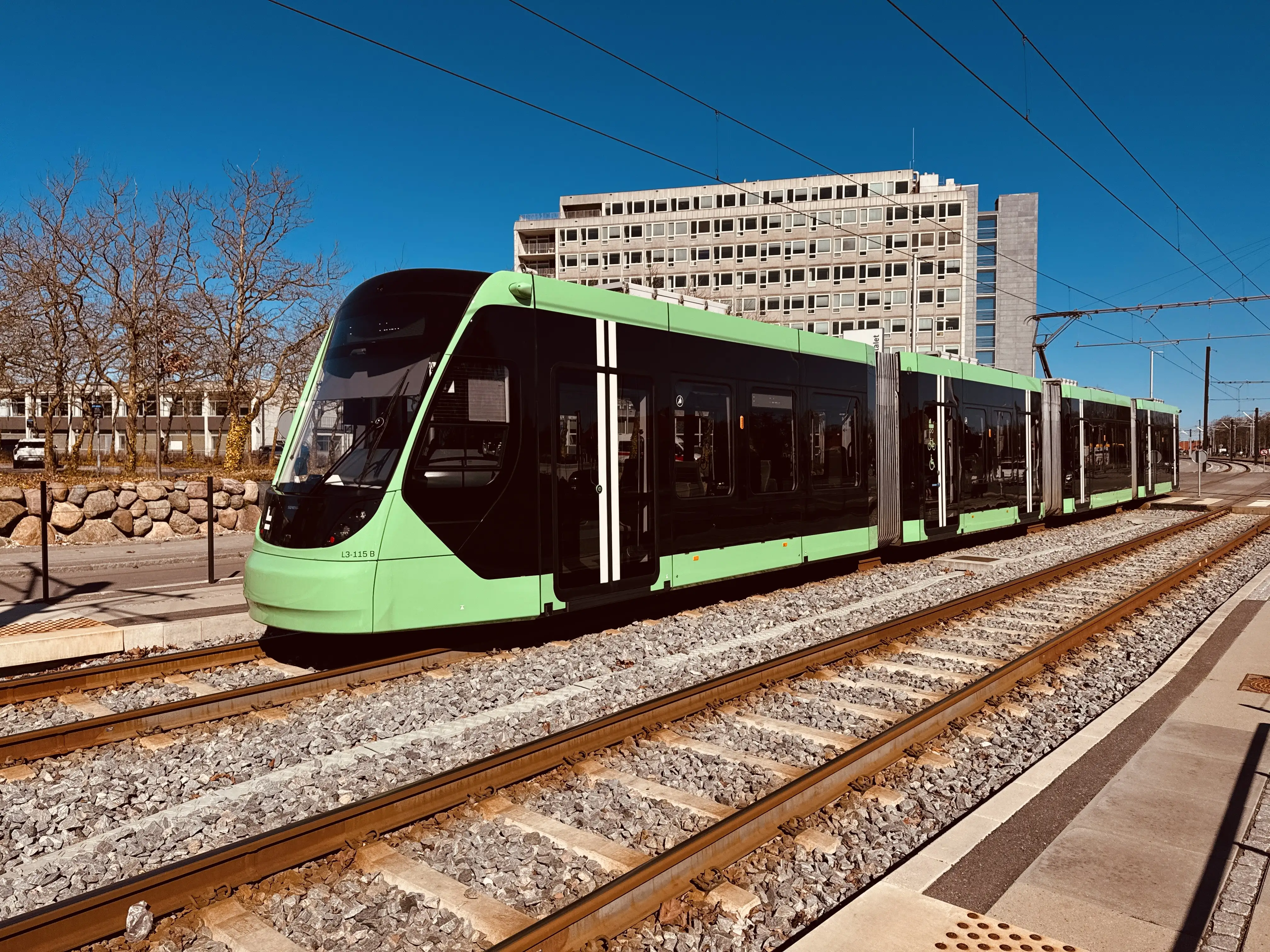 Billede af L3 115 fotograferet ud for Glostrup Hospital - Rigshospitalet Letbanestation.