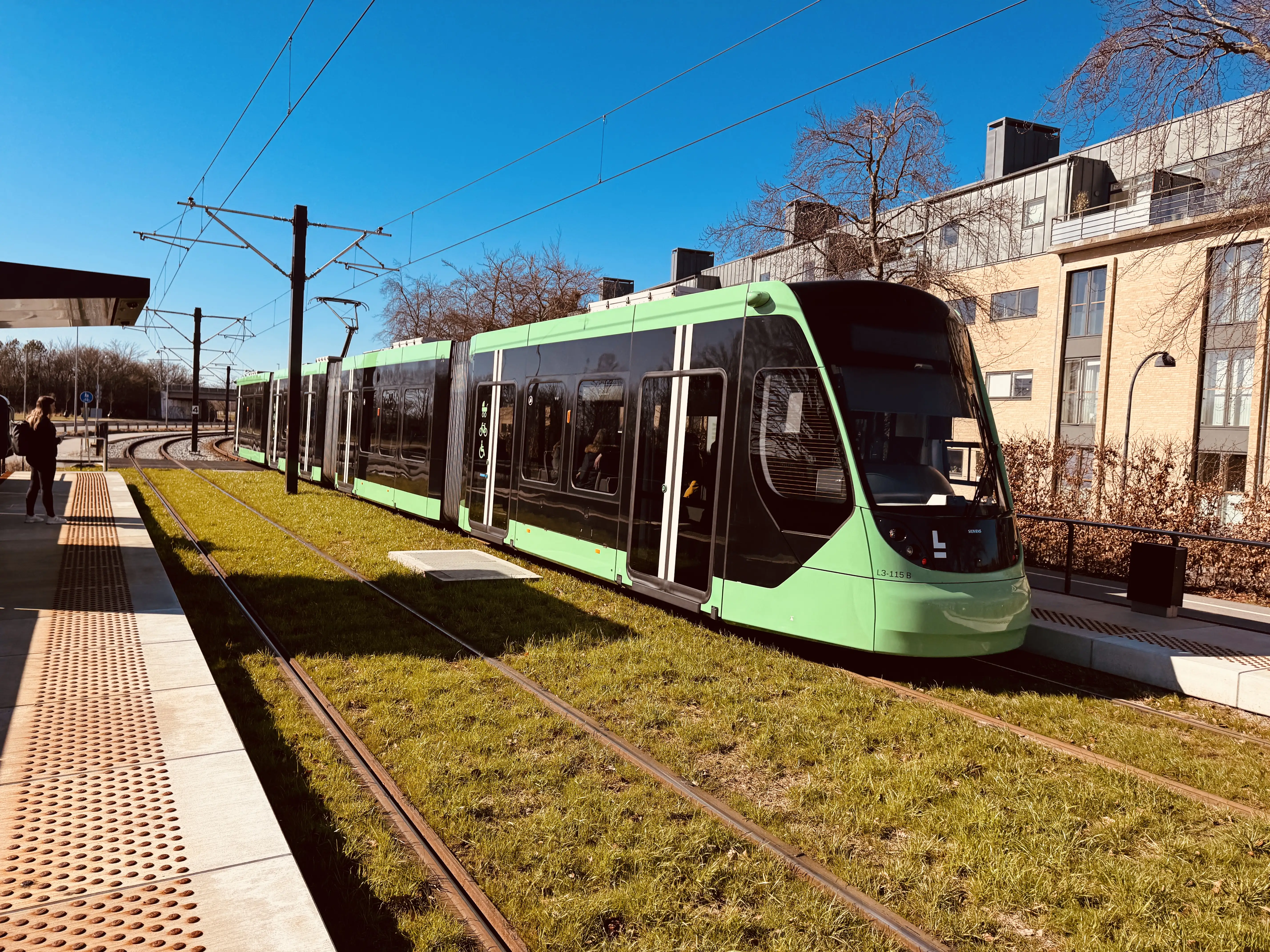 Billede af L3 115 fotograferet ud for Strandhaven Letbanestation.