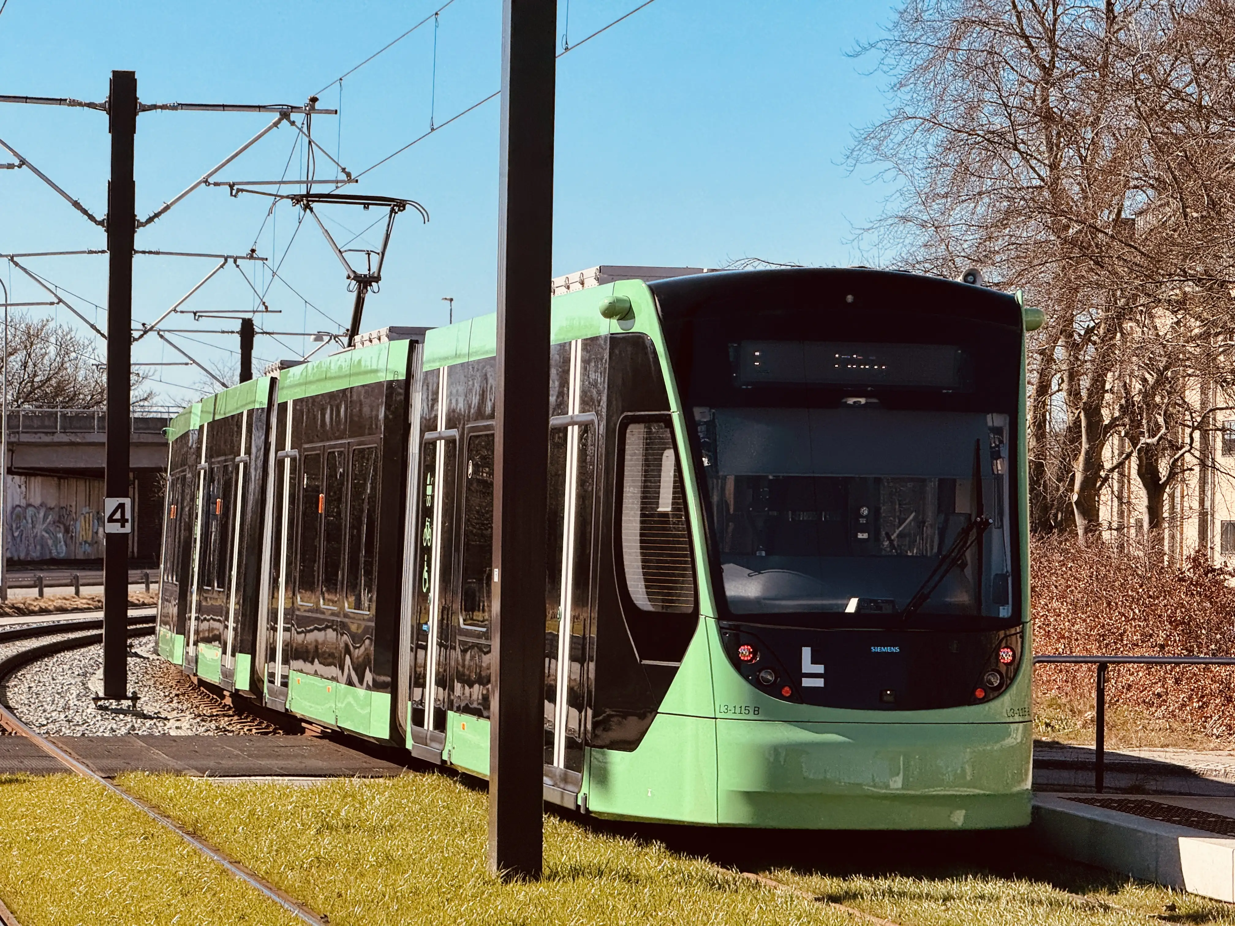 Billede af L3 115 fotograferet ud for Strandhaven Letbanestation.