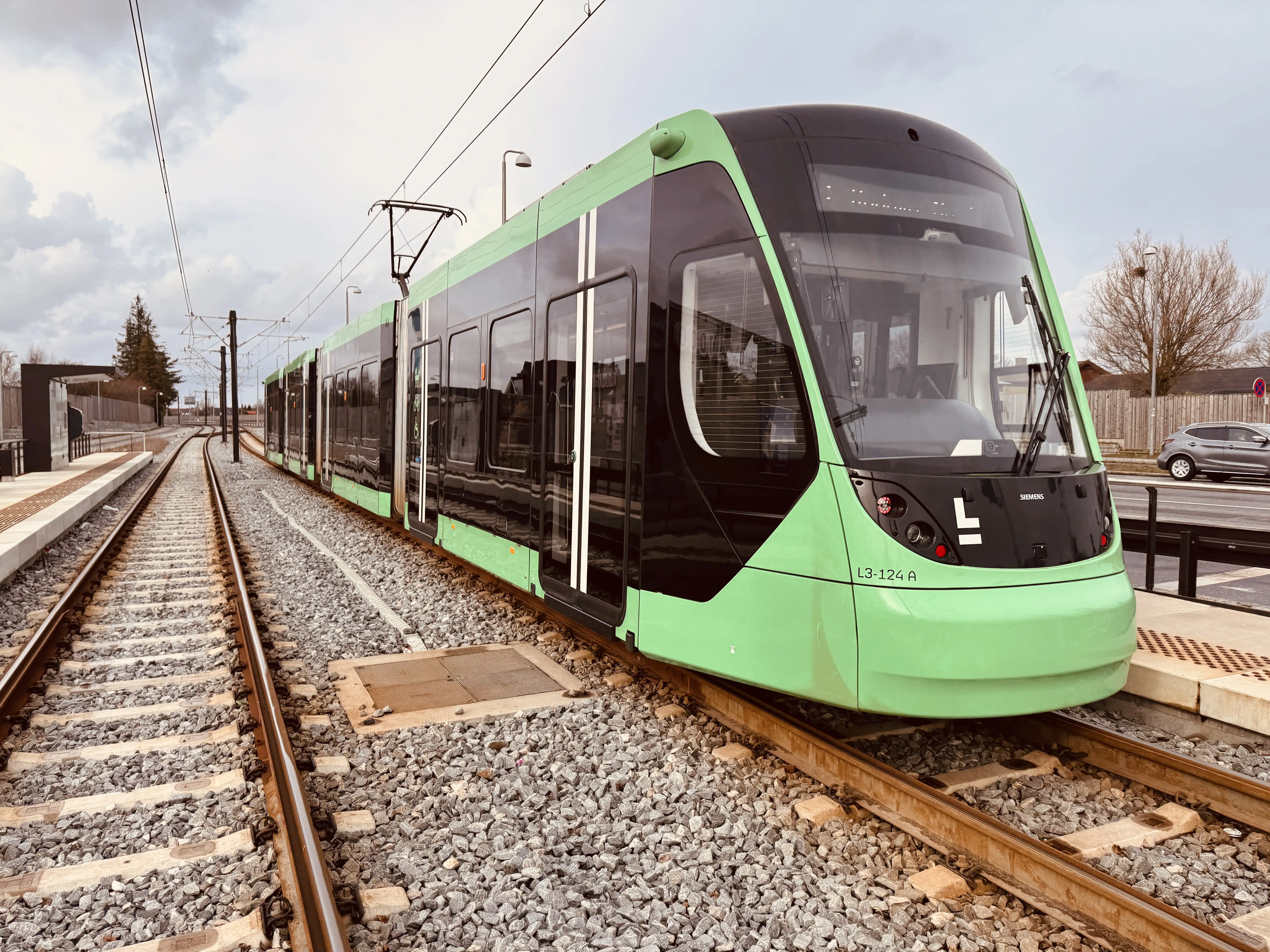 Billede af L3 124 fotograferet ud for Brøndbyvester Letbanestation.